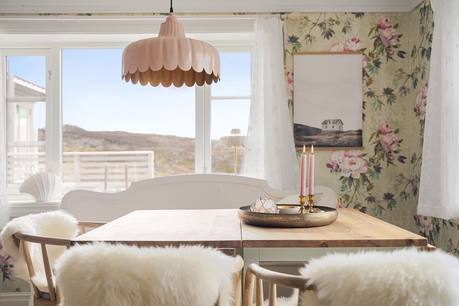 Utenfor stua finner man terrasse/ altan på 35 kvm. Galleribilde