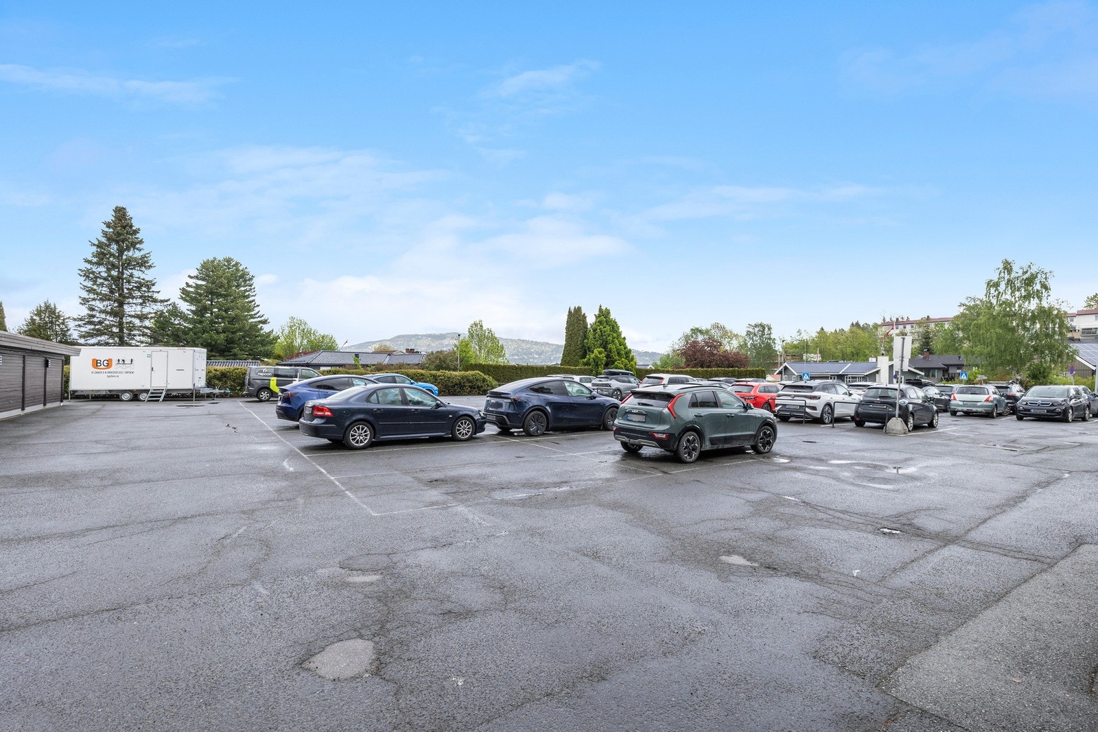 Romslig parkeringsplass for beboere og gjester Galleribilde