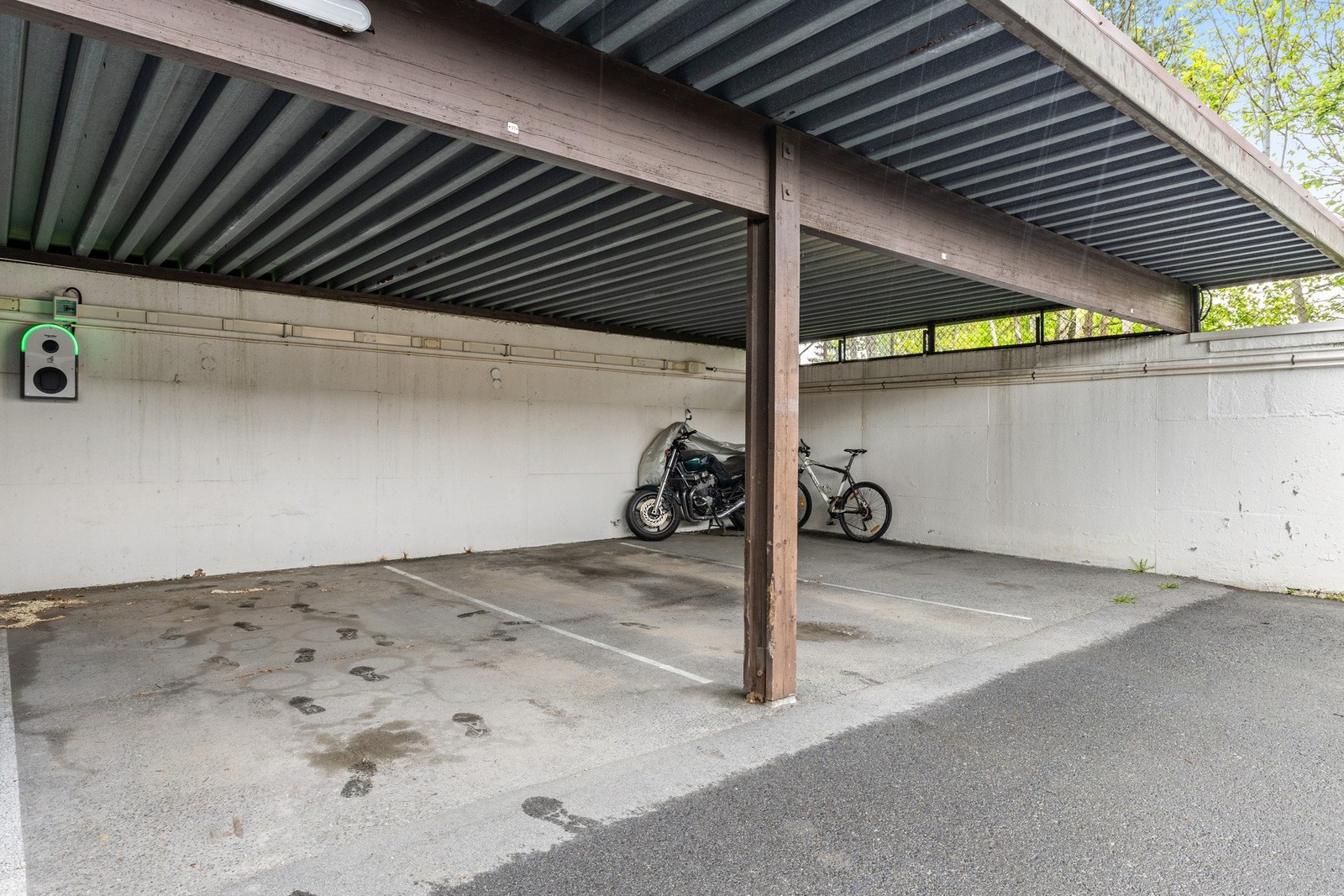 Leiligheten disponerer fast plass med elbil-lader i felles carport. Galleribilde