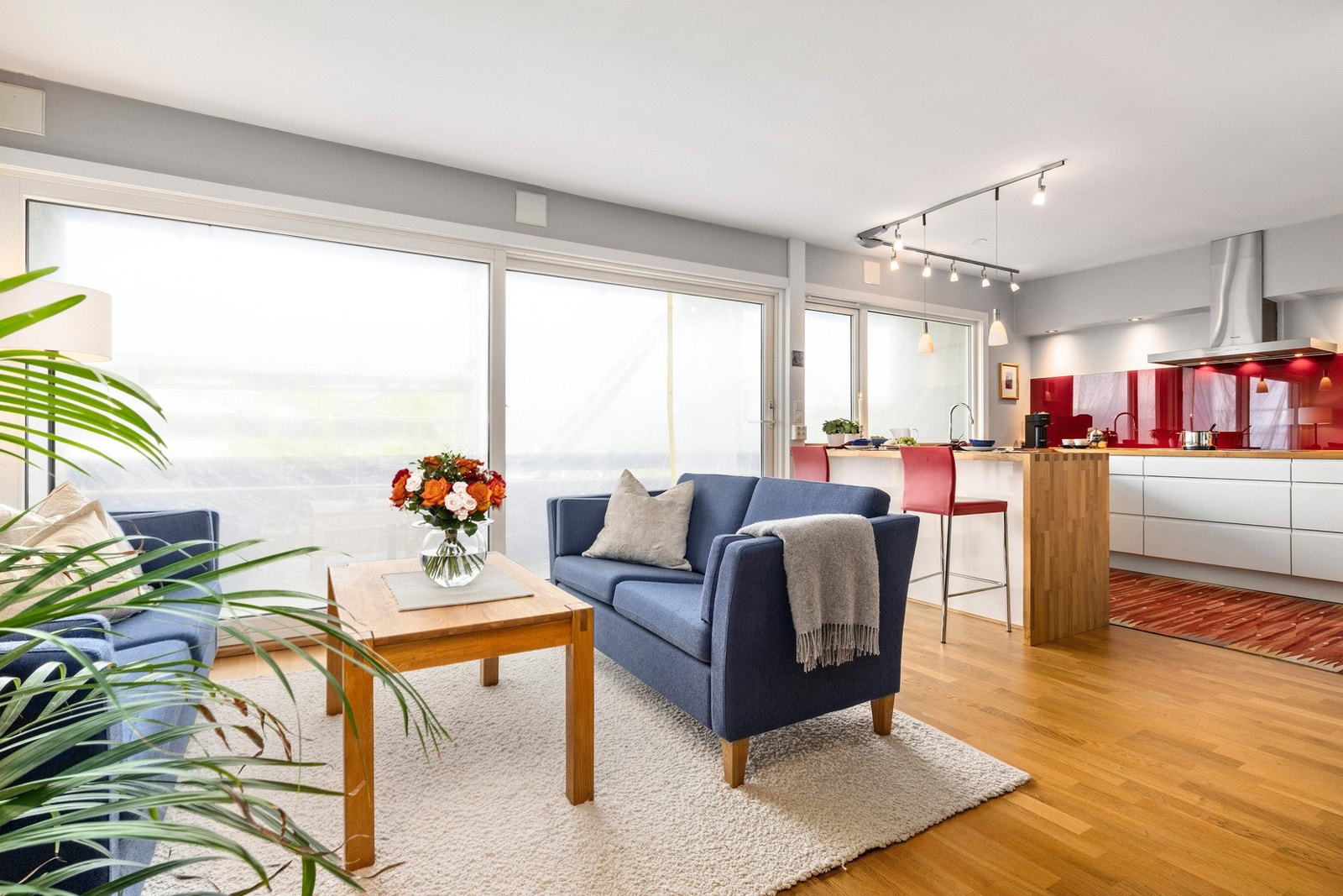 Det er direkte utgang til vestvendt balkong fra stuen - Renovering av fasader, derfor er vinduer dekket. Galleribilde
