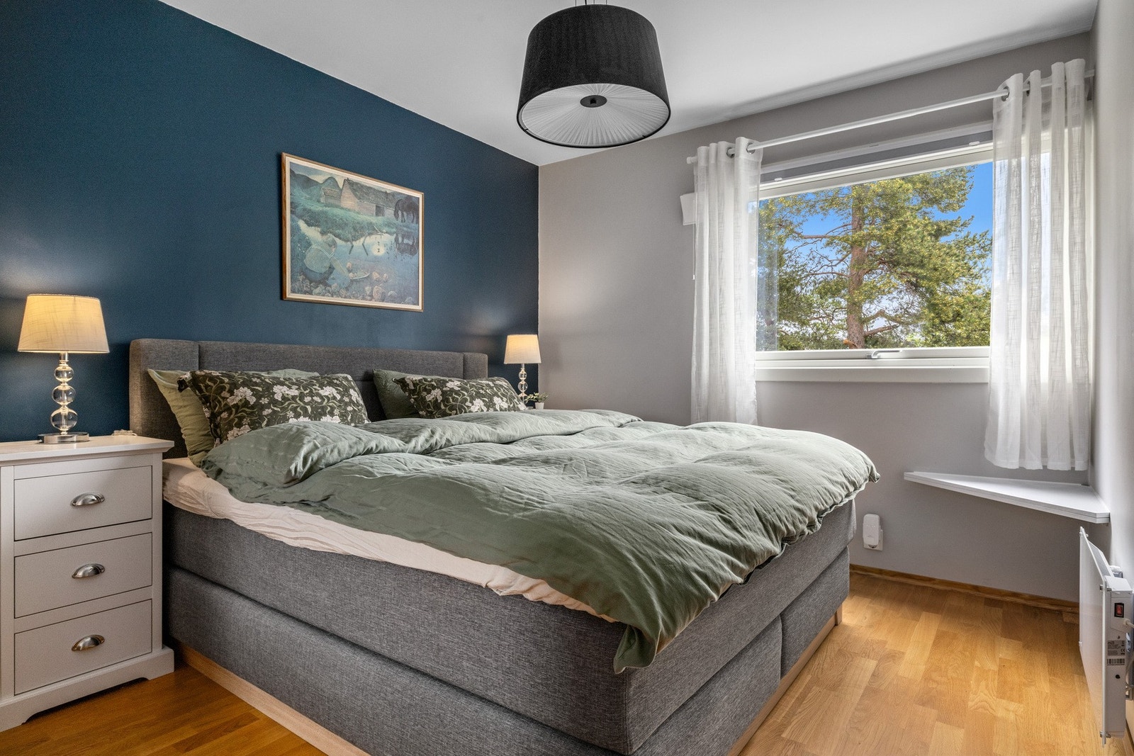 Hovedsoverom med plass til dobbeltseng og nattbord. Romslig garderobeskap (se neste bilde) Galleribilde