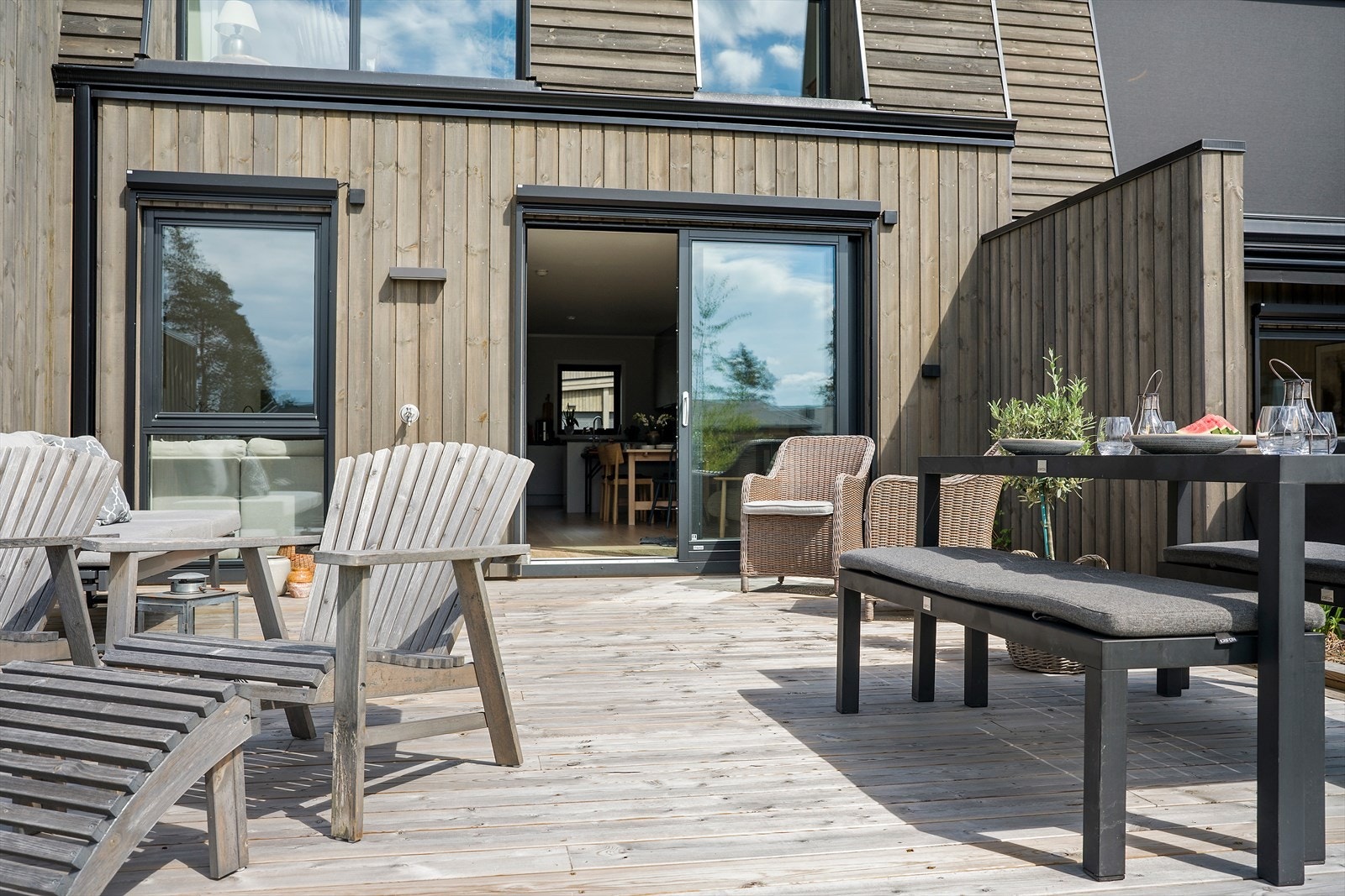 Fra stuen er det rett ut på en sørvestvendt terrasse på ca. 26 kvm og hage. Galleribilde