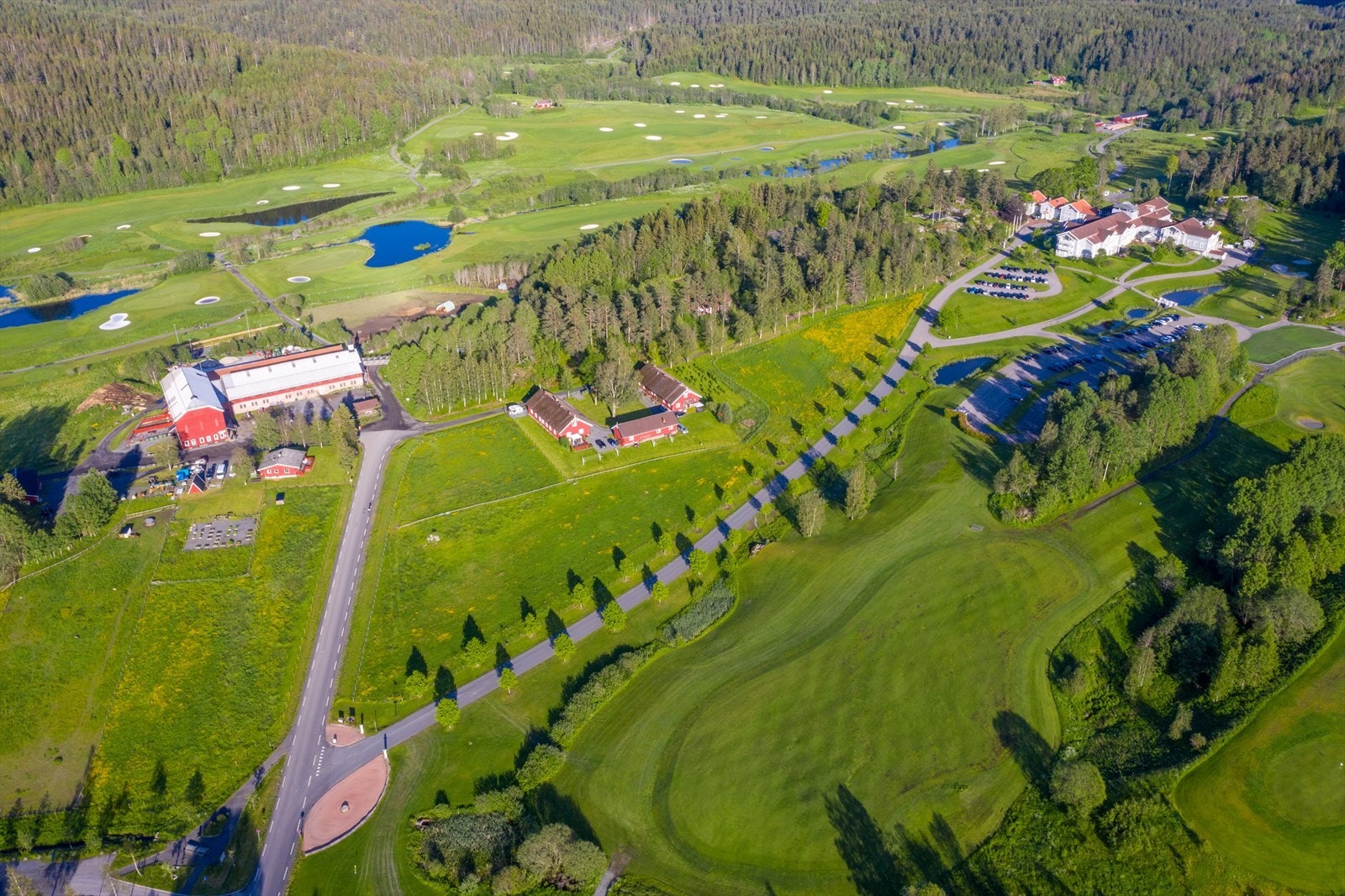 Fantastiske Losby Gods ligger en kort kjøretur fra Lørenskog sentrum. Losby Gods har flott hotell og konferansesenter, besøksgård og to golfbaner. Galleribilde