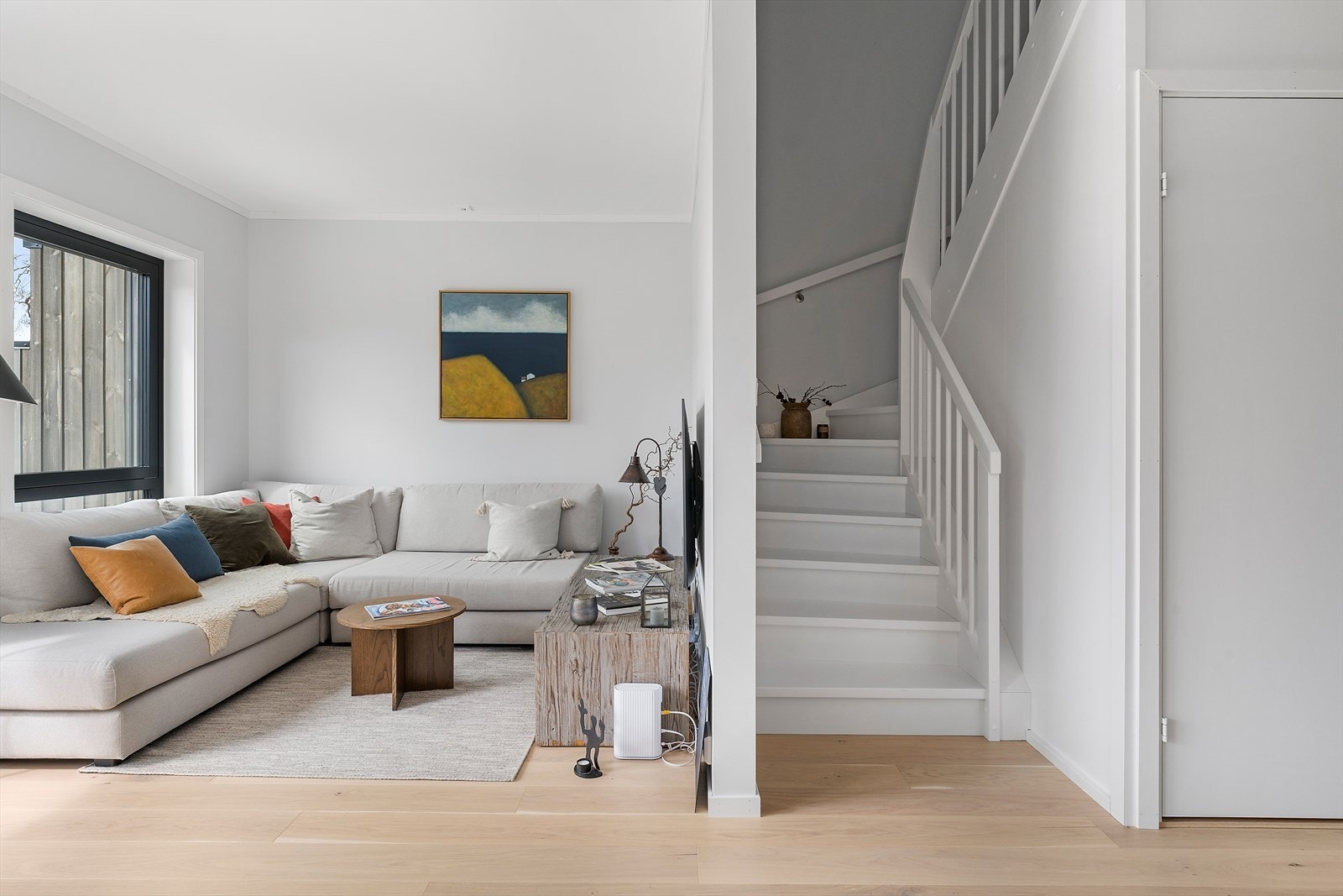 Moderne og åpen stue- og kjøkkenløsning i første etasje. Galleribilde