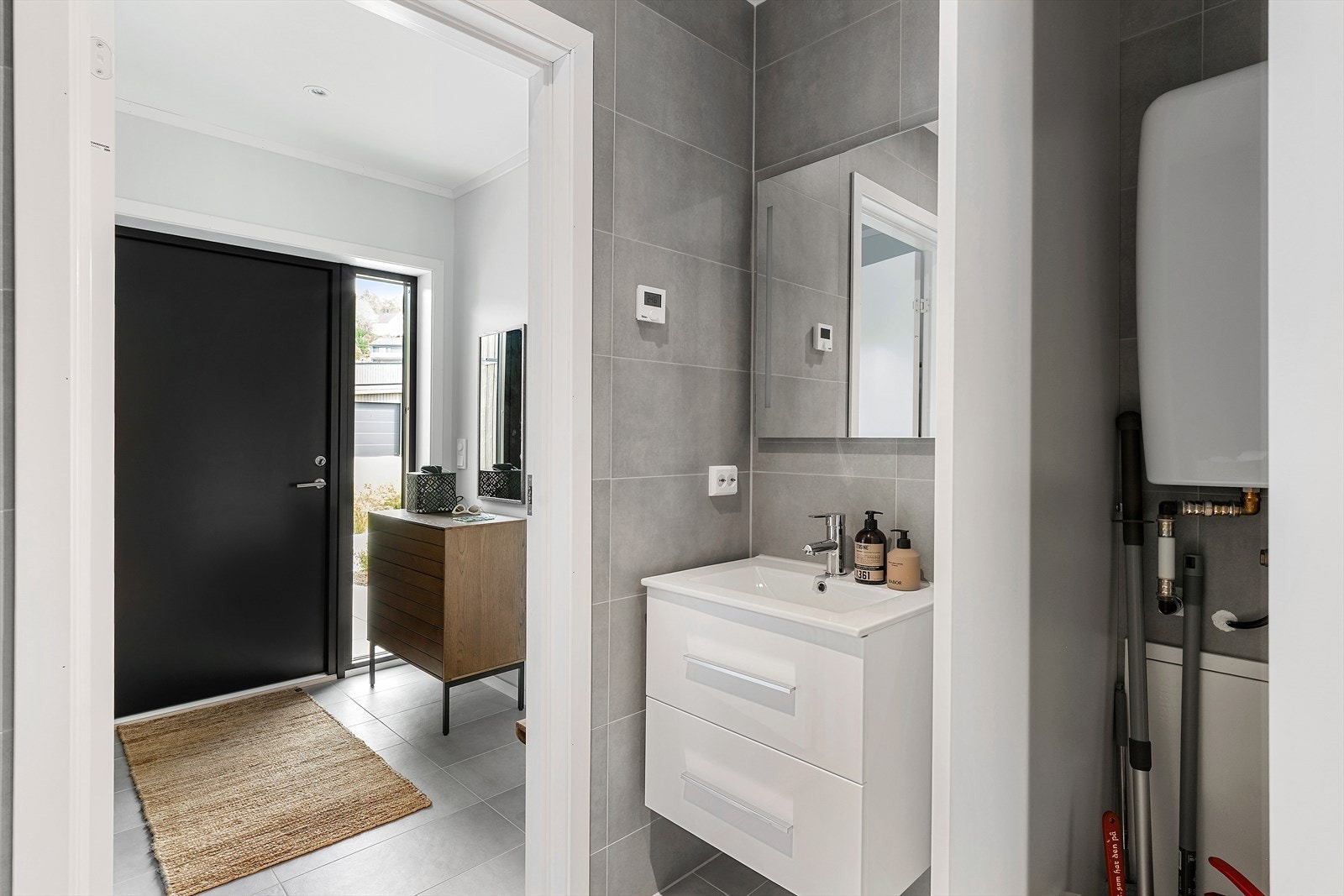 Badet i første etasje er smart plassert ved entréen. Galleribilde