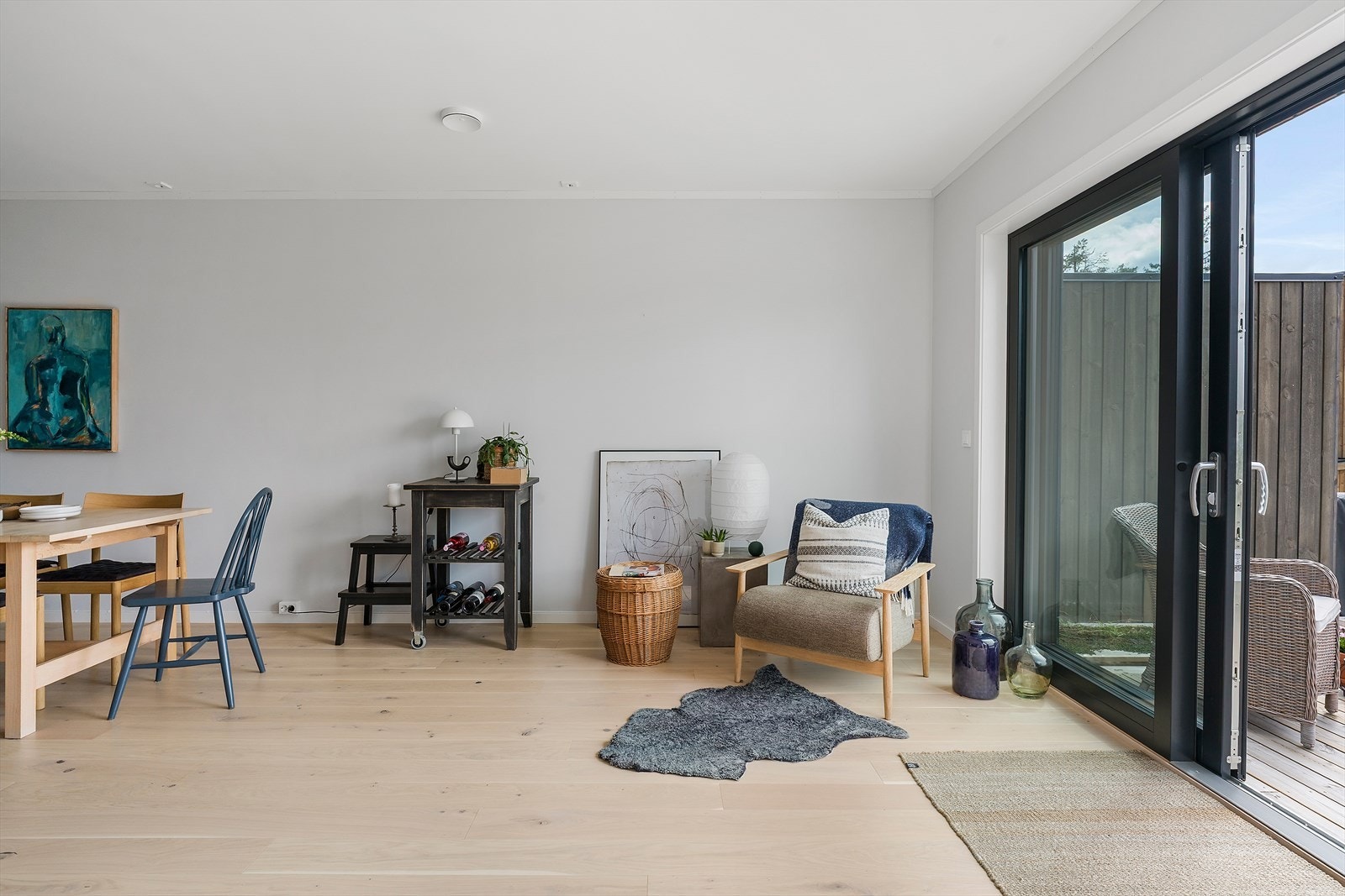 Rekkehuset har en fin stueløsning med plass til spisestue, sofagruppe og mediemøblement. Galleribilde