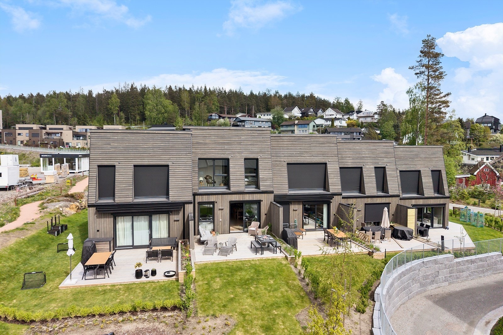 Fra boligen er det kort gangavstand til bla. tog, buss, skoler og barnehager. Galleribilde
