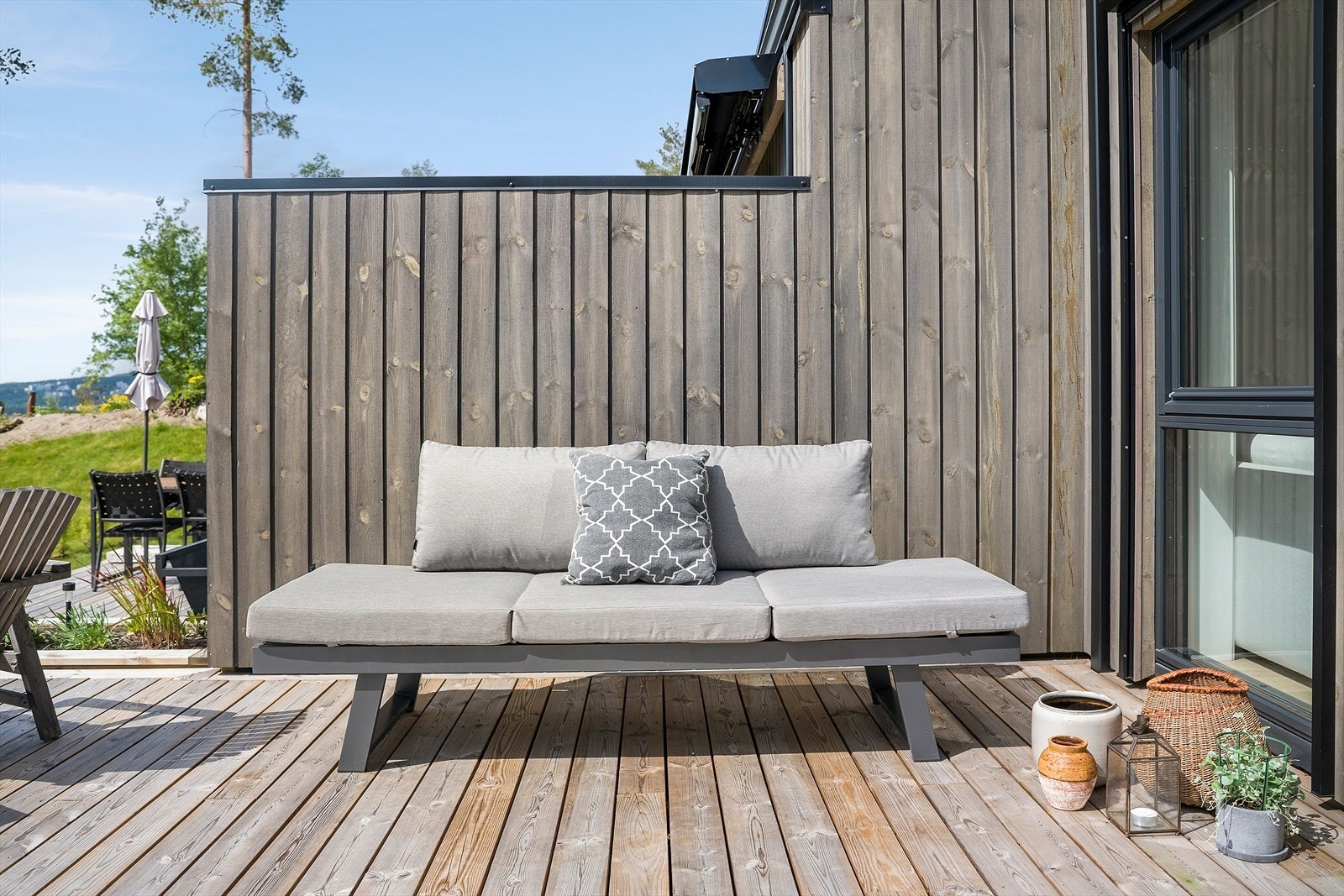God plass til flere soner, grillen og med god oversikt til lekeplassen. Galleribilde