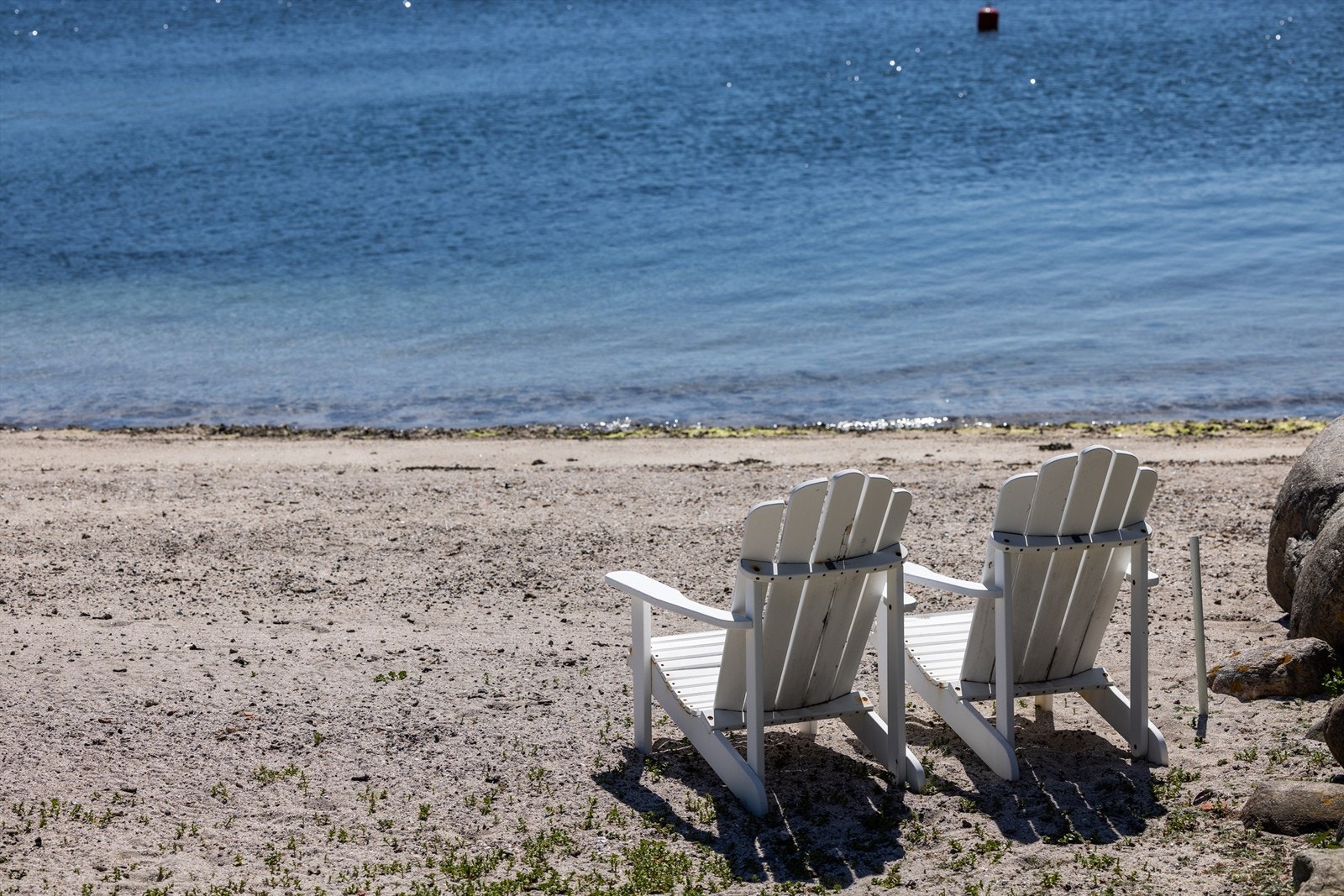 Her kan man nyte late dager på stranden i private omgivelser. Galleribilde