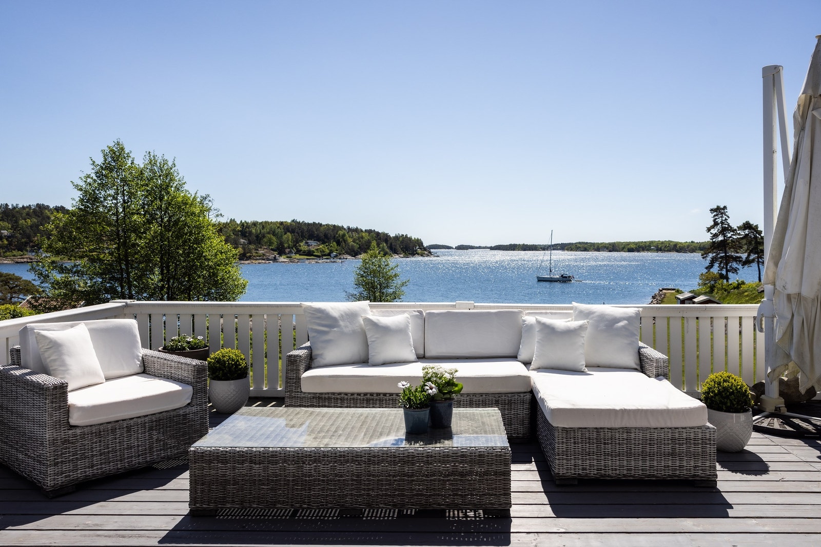 Den sydvendte terrassen på 55 m² har utgang fra stue og spisestue, og gir en enestående utsikt. Galleribilde