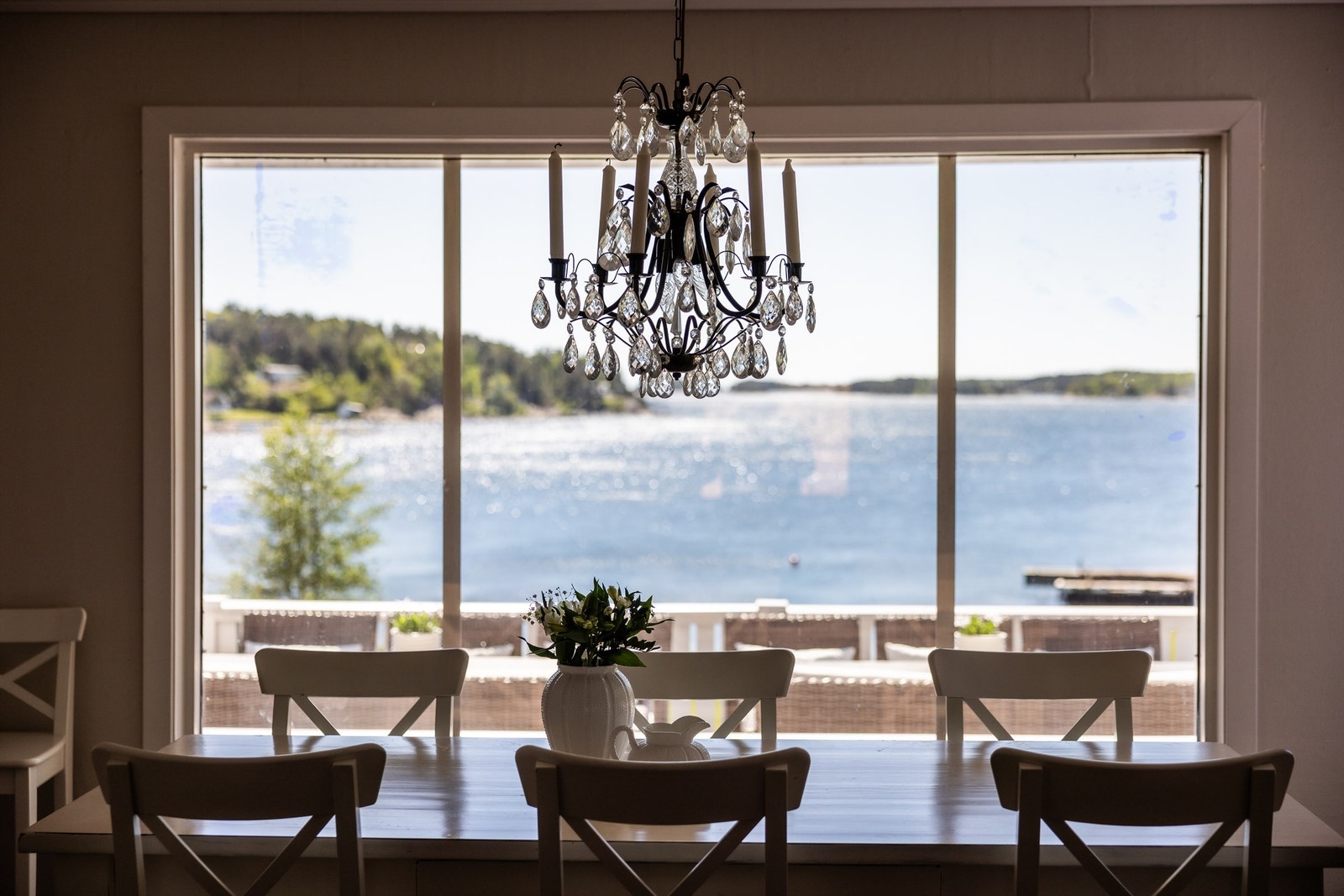 Utsikten over vannet er et sentralt element også fra spiseplassen. Galleribilde