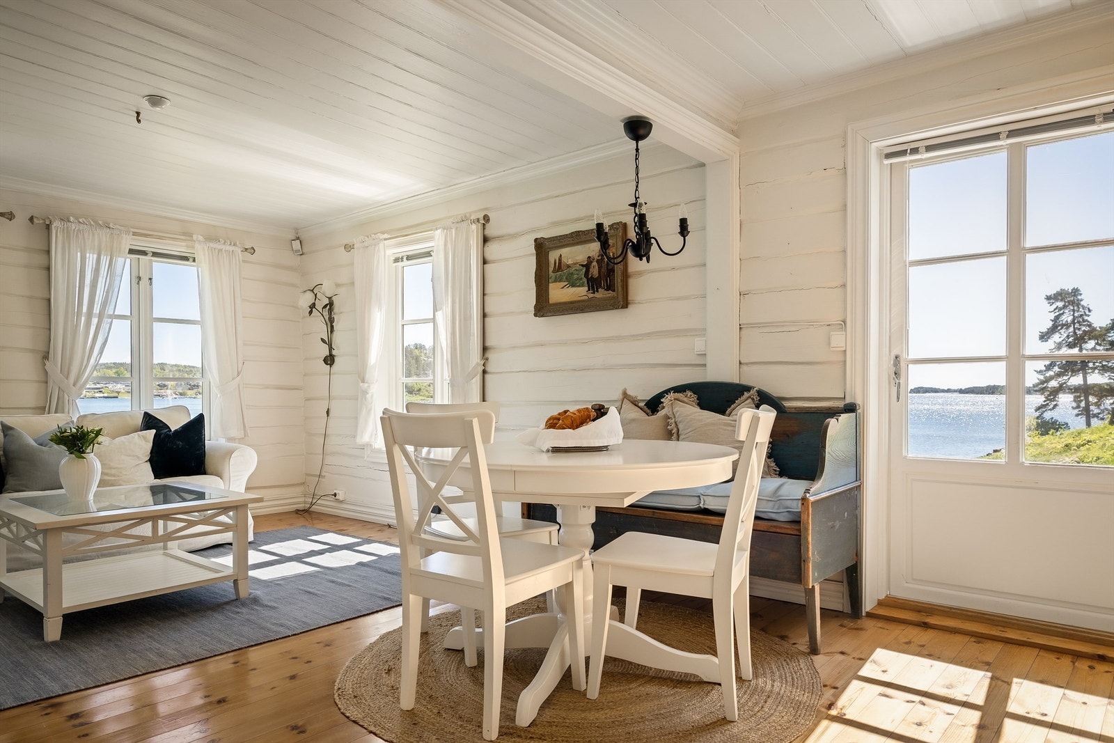 Med sine smårutede vinduer og synlige tømmervegger har huset en autentisk og nostalgisk atmosfære - samtidig som det er oppgradert med moderne løsninger som nytt kjøkken og bad. Galleribilde