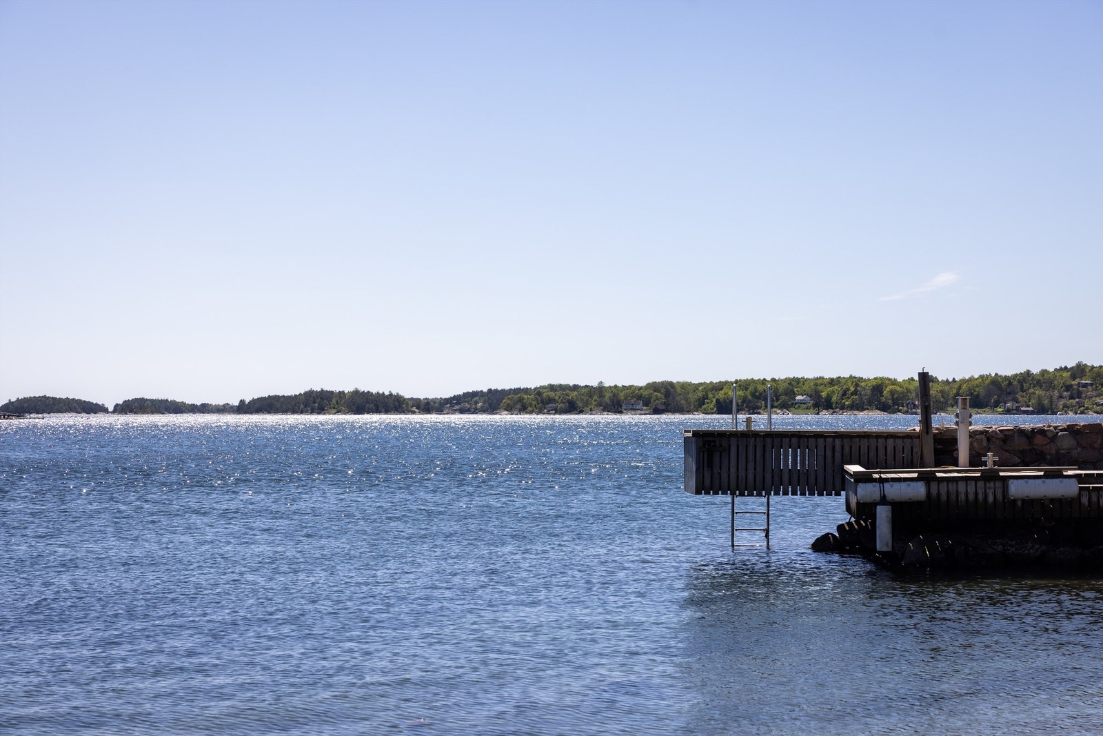 Eiendommen har en solid og vakker brygge i stein og tre. Galleribilde