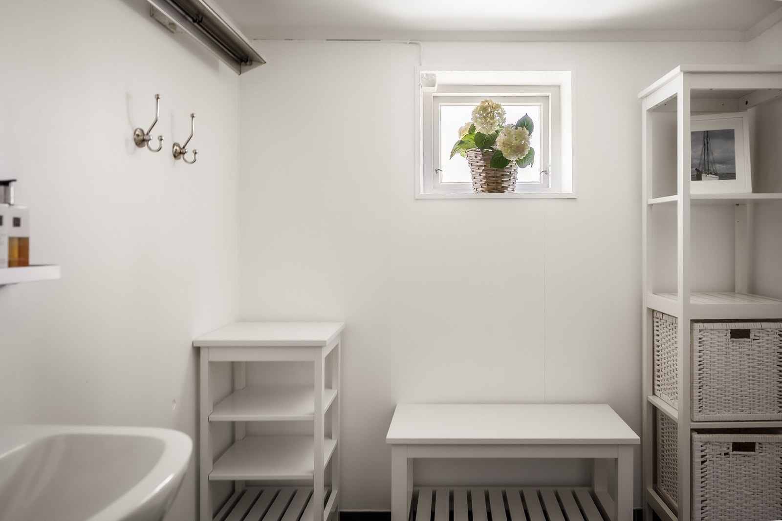 Ett av to vaskerom i kjelleren, med opplegg for vaskemaskin. Galleribilde