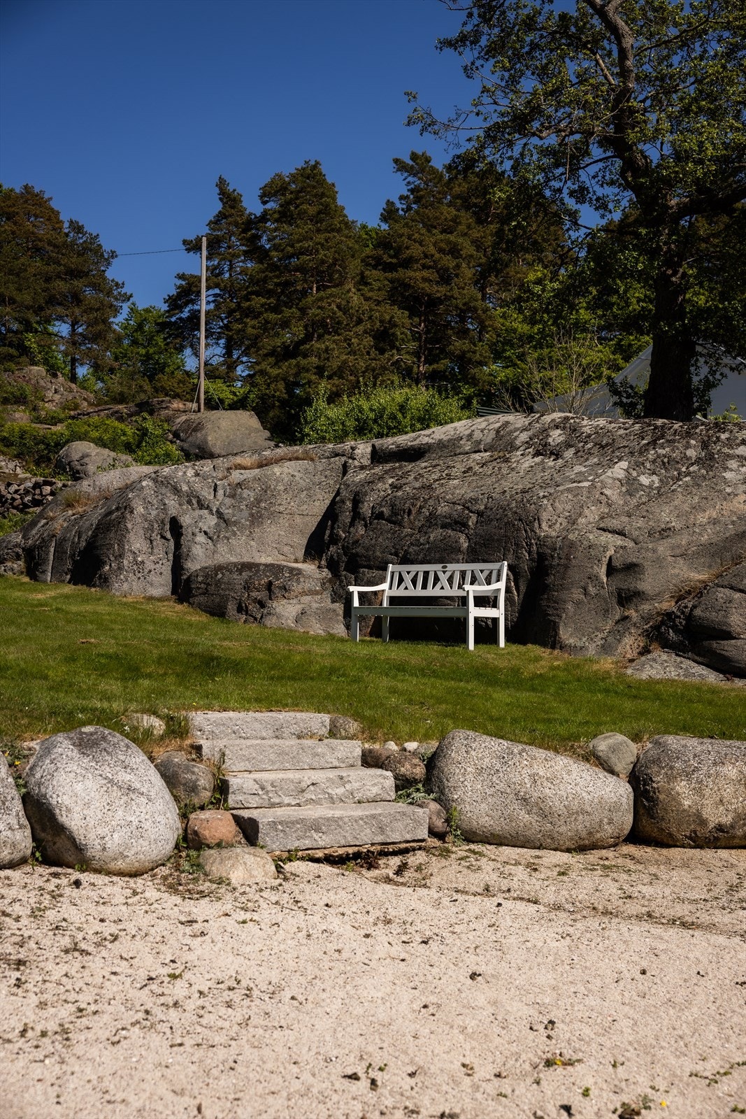 Steintrapp leder fra hagen ned til stranden. Galleribilde