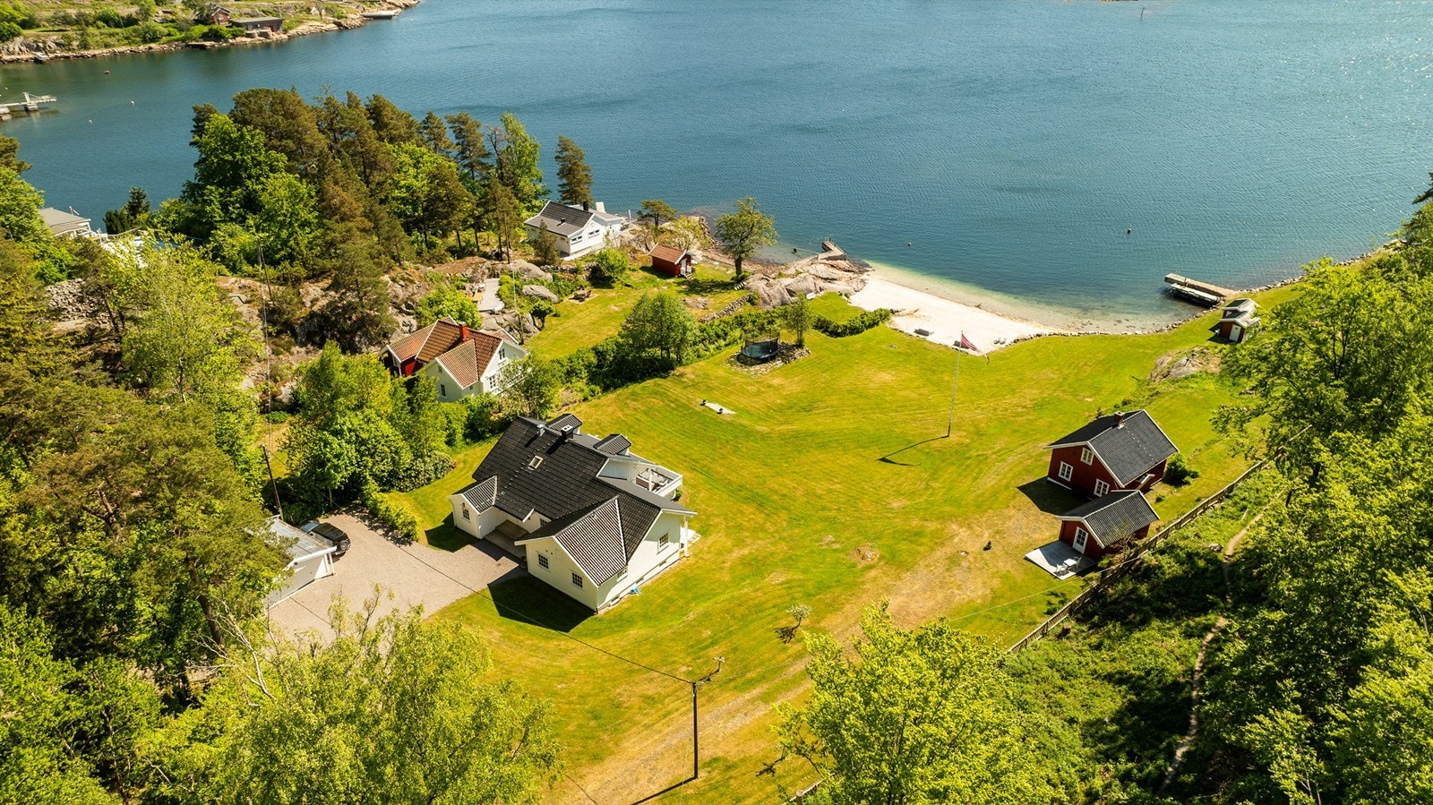 Vi befinner oss på Fuglevik på sydsiden av Nøtterøy der strandeiendommen ligger solrikt til med fri utsikt mot Vrengensundet, Tjøme og Veierland. Galleribilde