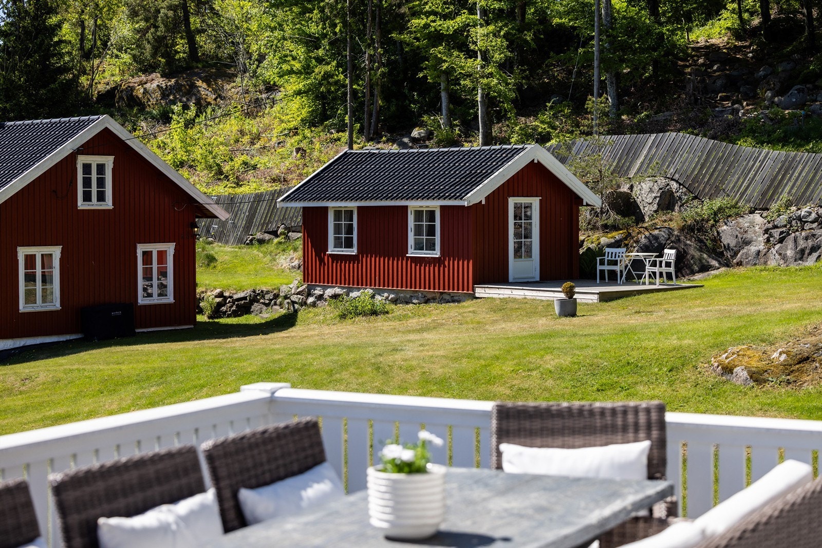 Annekset har en egen terrasse og ligger usjenert til på tomten. Galleribilde