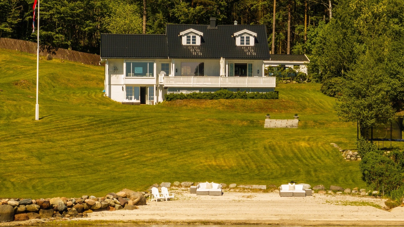 Eiendommen består av 4 gårds- og bruksnummer som tilsammen utgjør ca. 7181kvm. Galleribilde