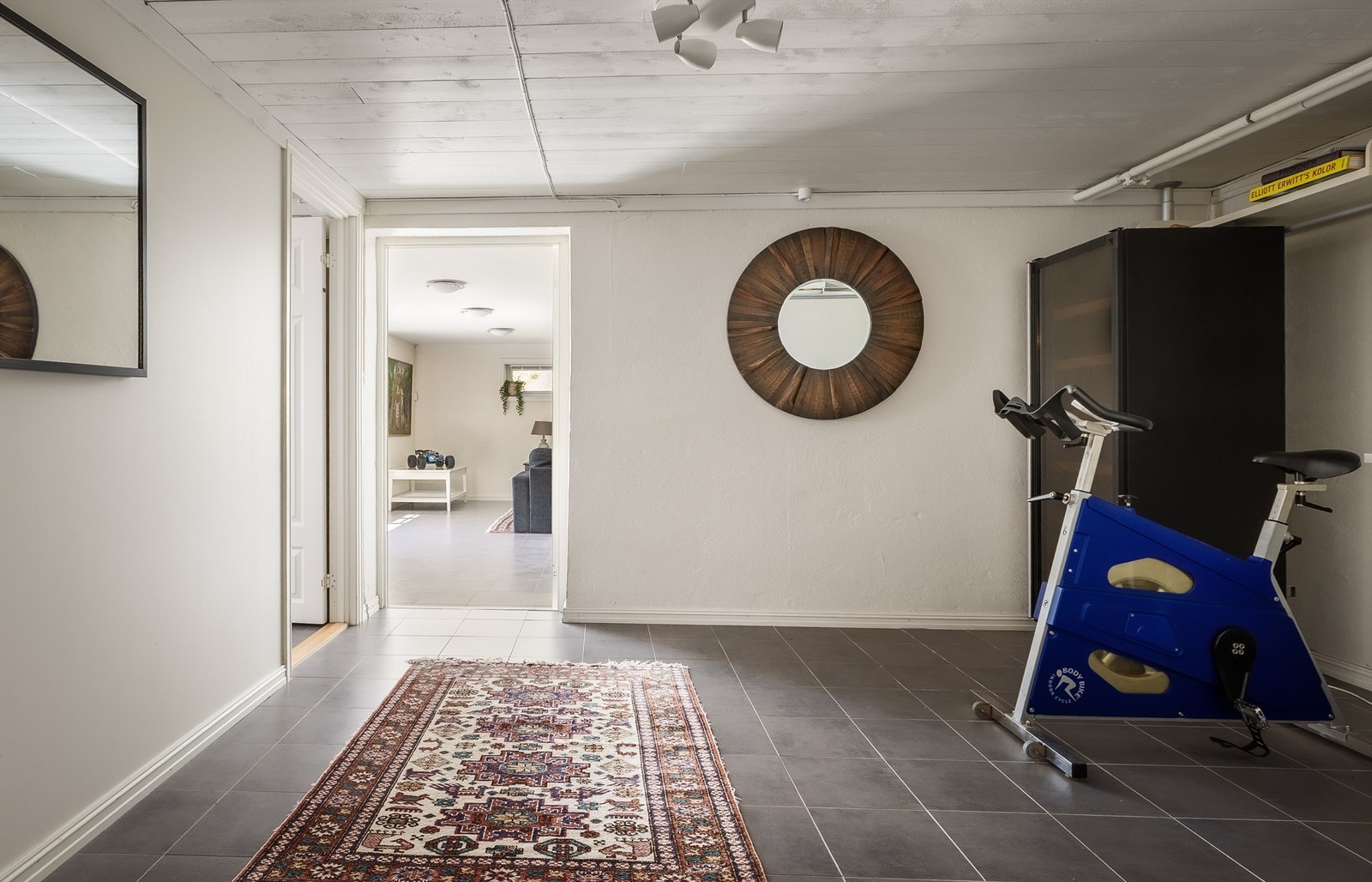 Planløsningen er smart løst med to separate ganger som gjør det enkelt å bevege seg mellom rommene. Galleribilde