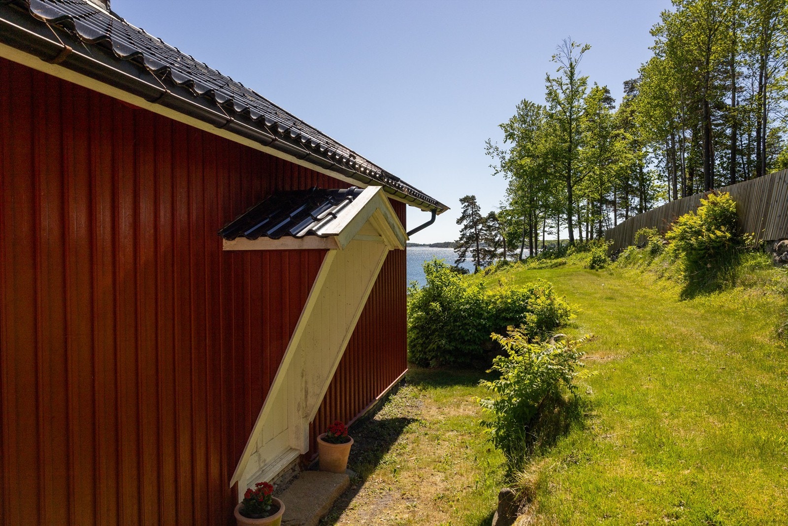 Uteplassen ved Monstangen 18 består av skiferheller på mark. Galleribilde