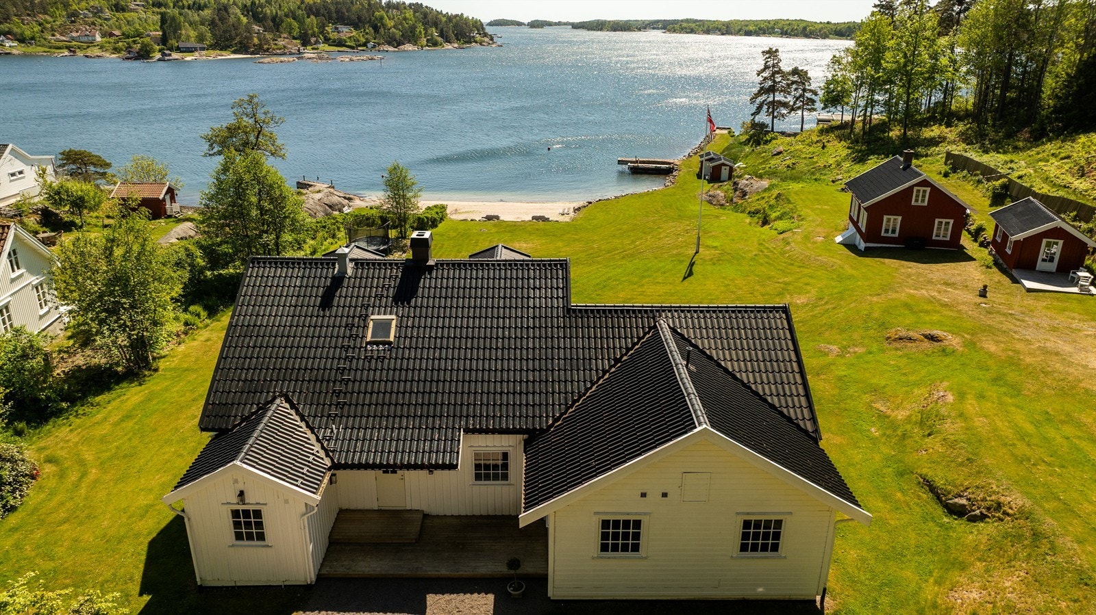 Eiendommen er ideelt tilrettelagt for et aktivt uteliv, med romslige plenarealer og gode oppholdsplasser både ved strandlinjen og bryggen. Galleribilde