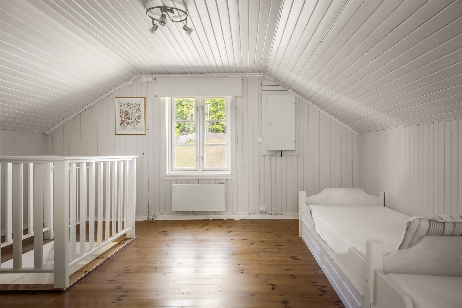 Her finnes et ekstra soverom samt lagringsplass i kott, og de skrå takene bidrar til en stemning som gir klare assosiasjoner til det klassiske livet langs kysten. Galleribilde