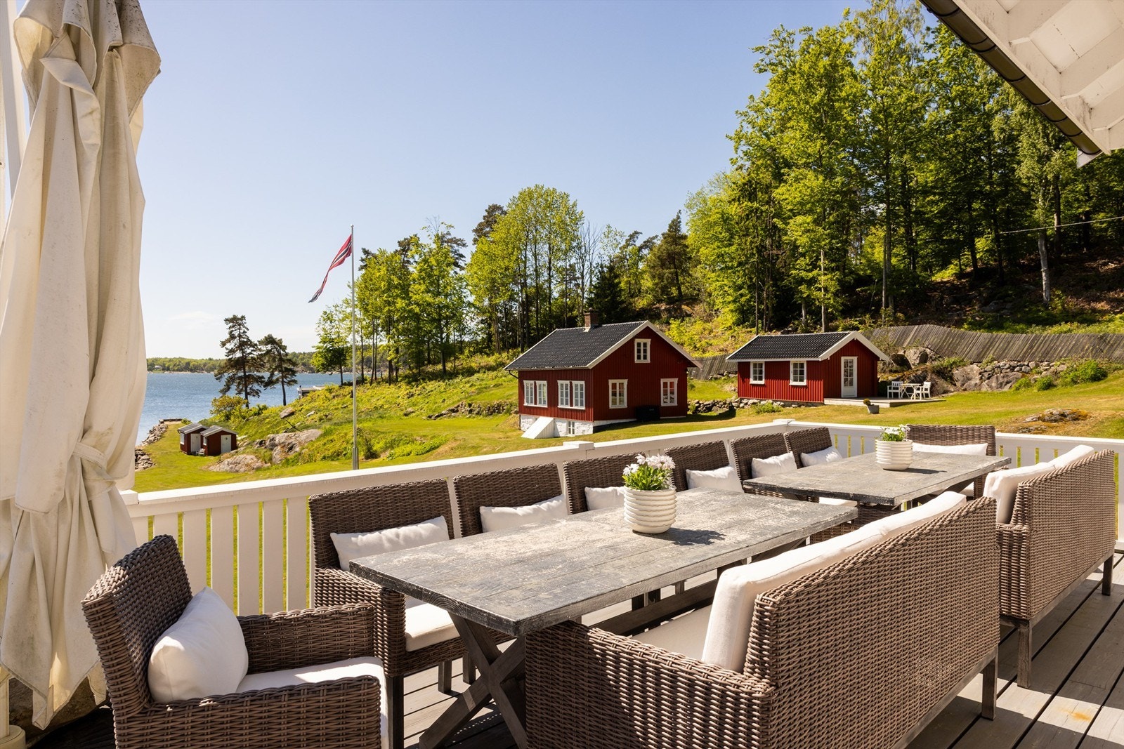 Terrassen på hovedhuset er delvis overbygd og har plass til flere sittegrupper. Galleribilde