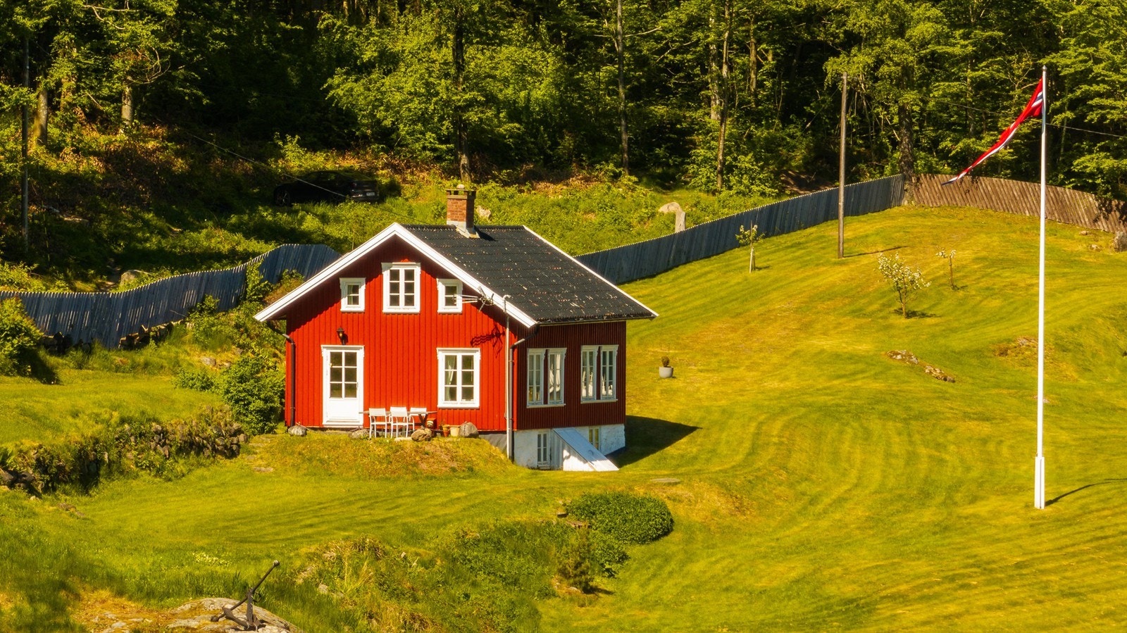 Nede i hagen ligger det sjarmerende tidligere skipperhuset, som tilfører eiendommen både karakter og historie. Galleribilde