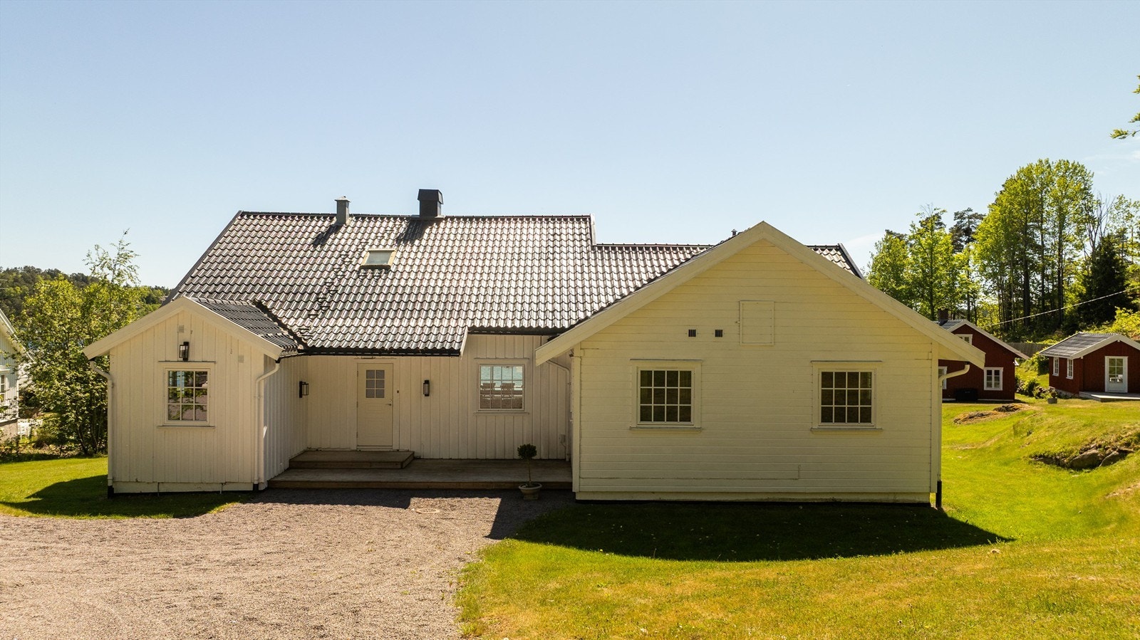 Hovedinngangen til Monstangen 14, med overbygd inngangsparti. Galleribilde