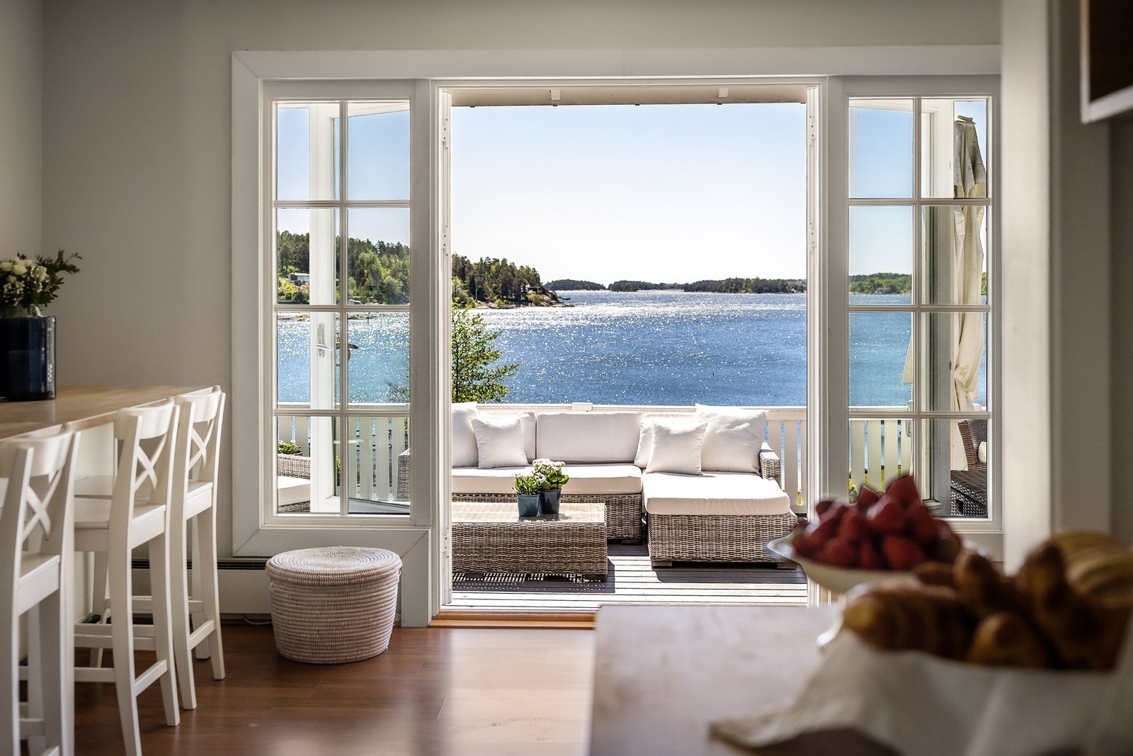 Fra oppholdsrommene er det direkte utgang til en romslig terrasse, som nærmest fungerer som en forlengelse av stuen i sommerhalvåret - perfekt for lange middager og avslappende dager ute. Galleribilde