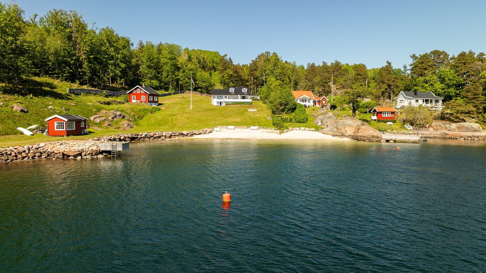 Her får du en sjelden anledning til å overta en helt spesiell strandeiendom. Galleribilde