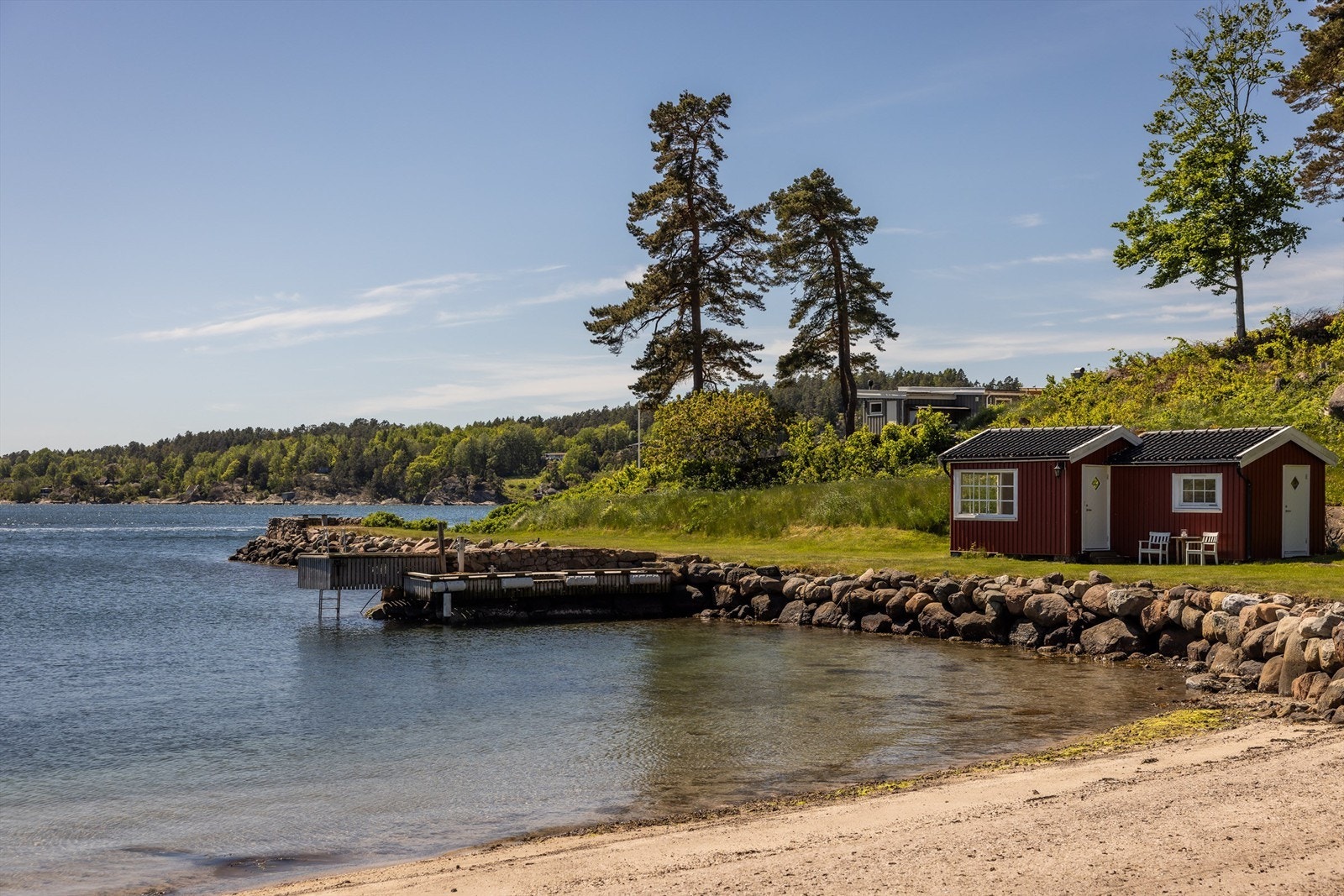Ved vannkanten ligger en praktisk utebod og egen brygge. Galleribilde