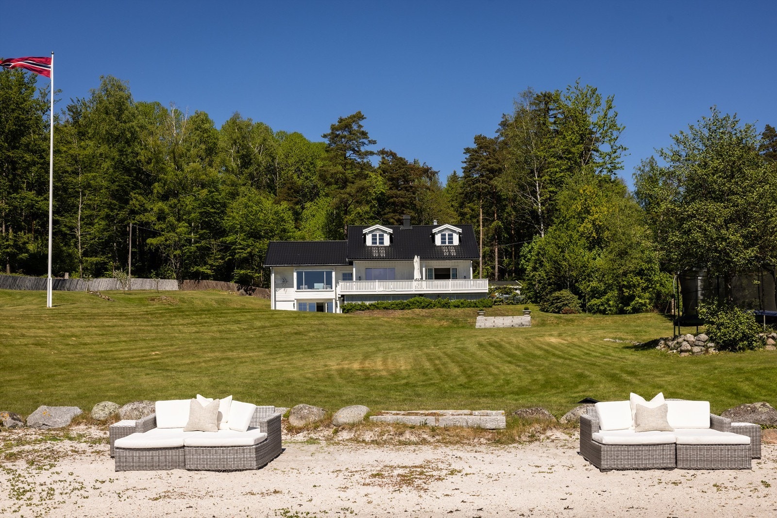 Utsikt fra stranden opp mot hovedhuset. Galleribilde