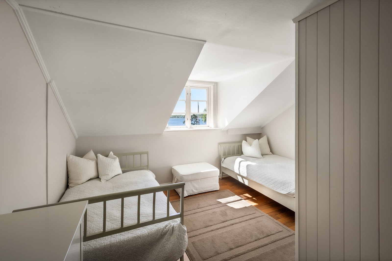 Det andre soverommet i etasjen har plass til flere senger. Galleribilde
