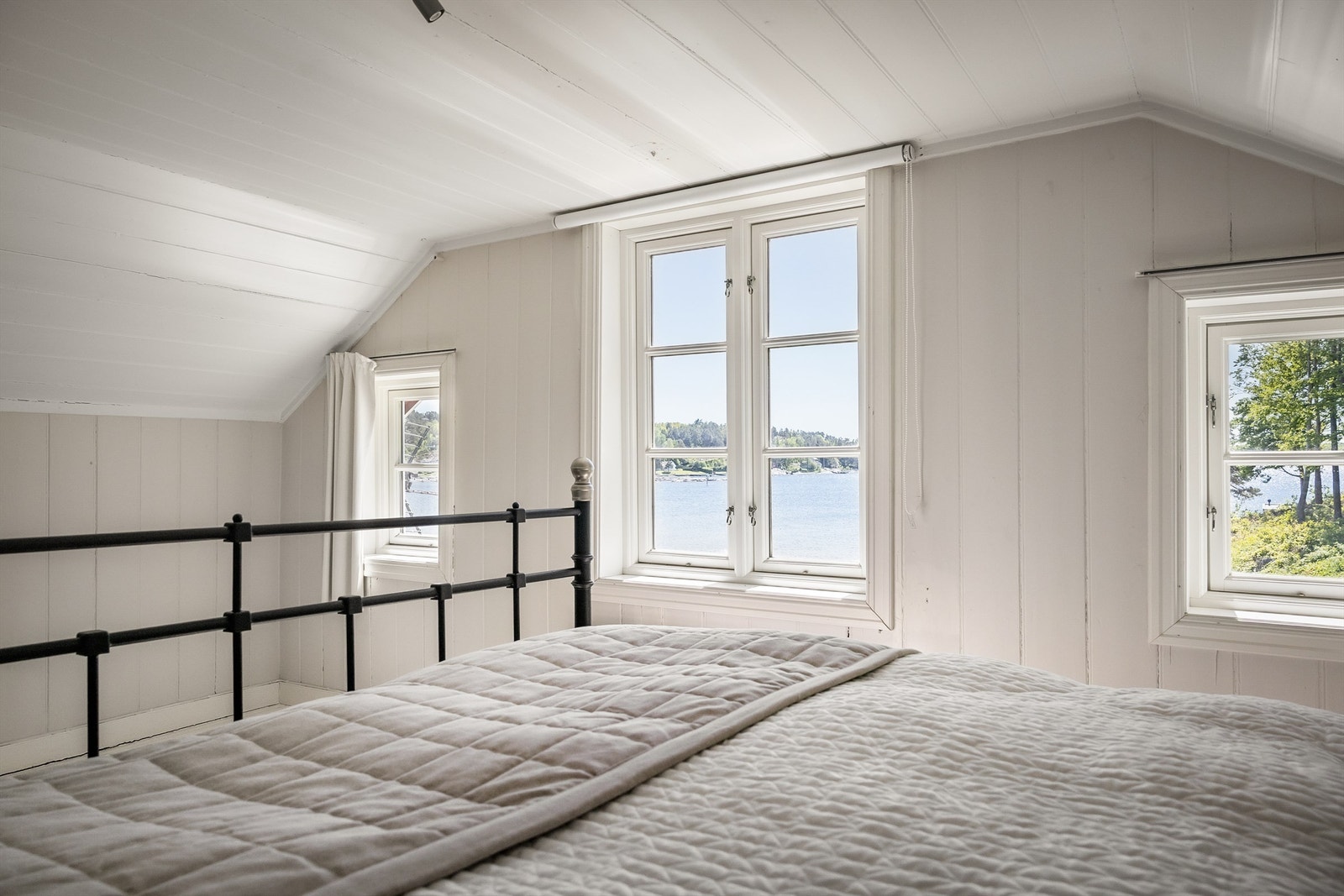 Utsikt mot sjøen fra loftsvinduene. Galleribilde