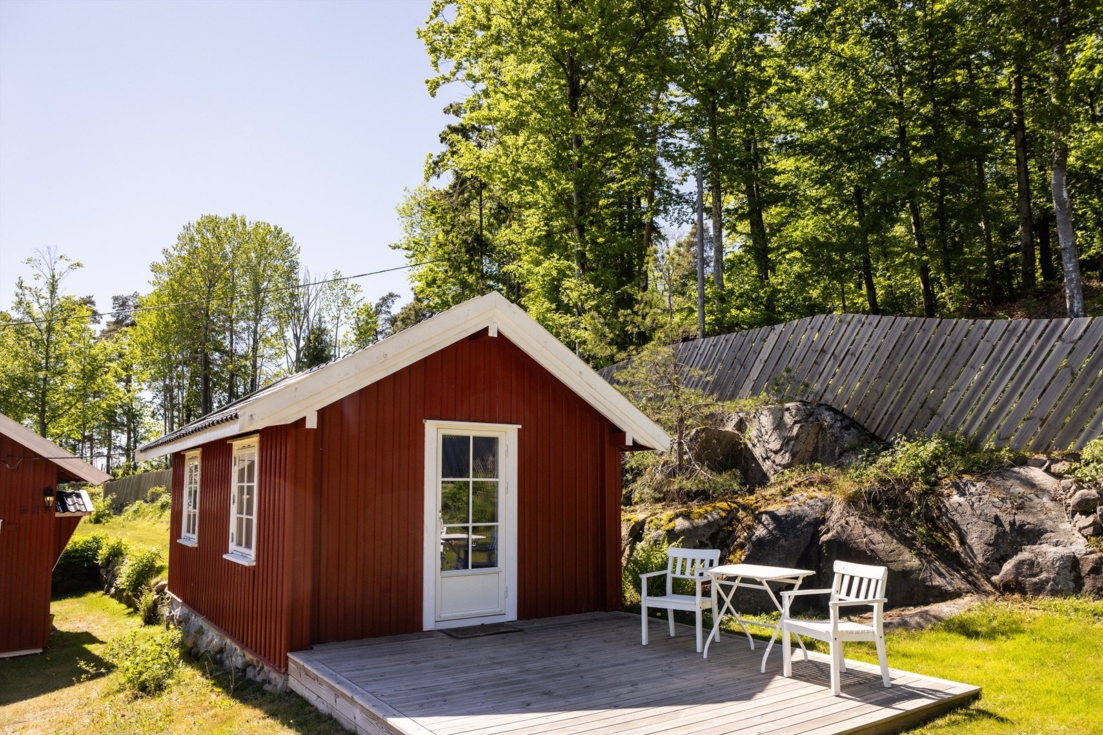 Eiendommen inkluderer et frittstående anneks, innredet for overnatting -det foreligger ikke tegninger i kommunens arkiv. Galleribilde