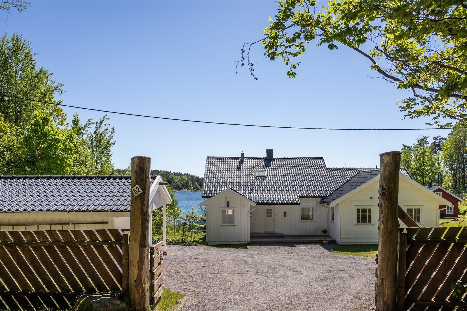 En unik strandeiendom som er sjelden i sitt slag der den ligger i meget usjenerte og idylliske omgivelser med nydelig sjøutsikt og sjøen som nærmeste nabo. Galleribilde
