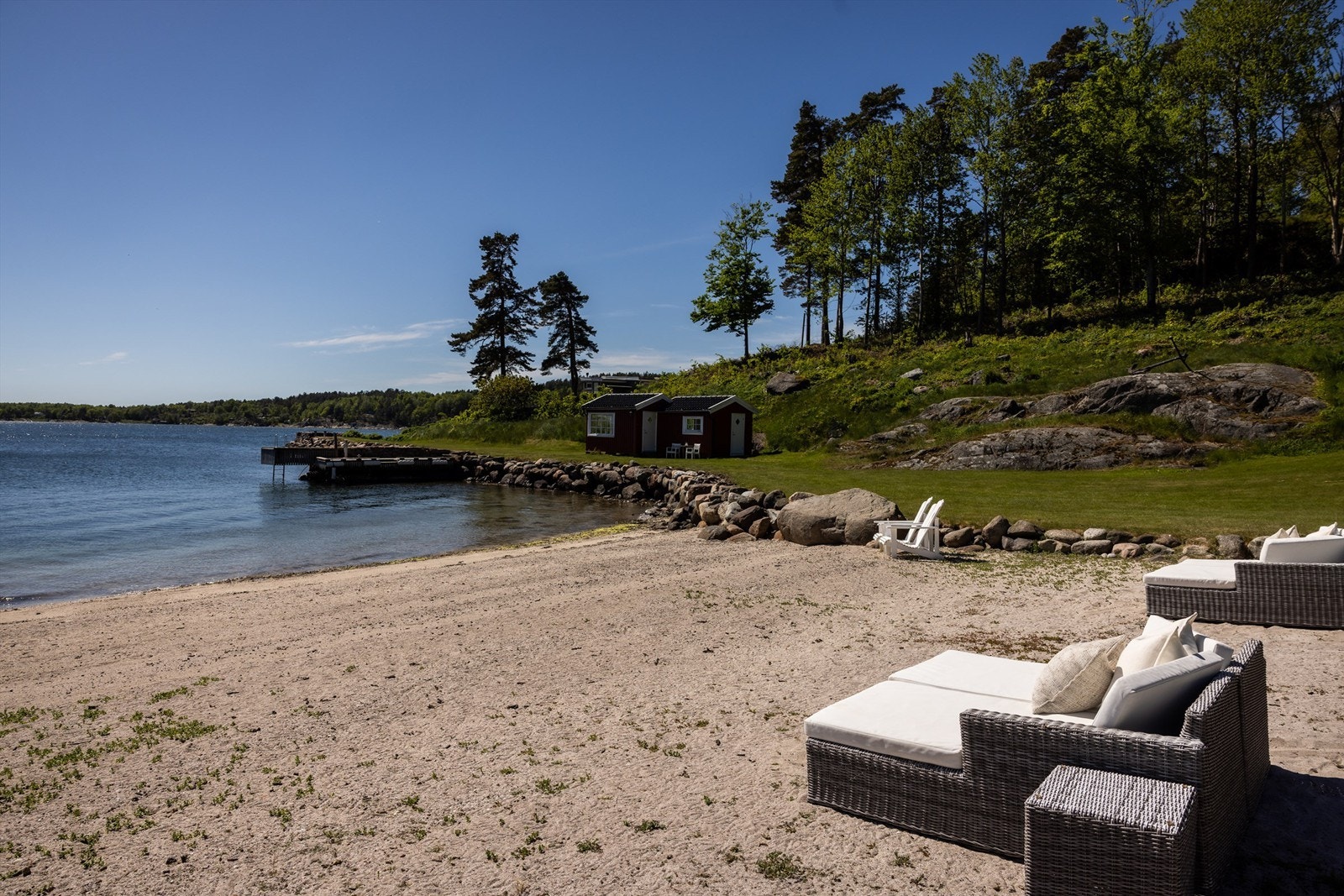 Stranden ligger flott til i en egen bukt. Galleribilde