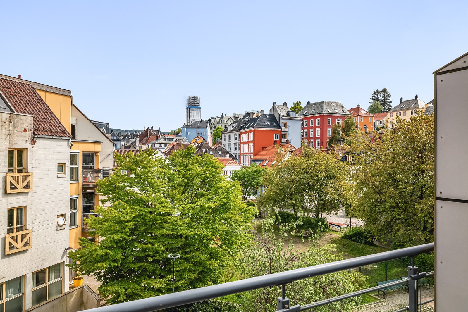 Herfra har du tilgang til en herlig balkong hvor du kan nyte morgensolen Galleribilde