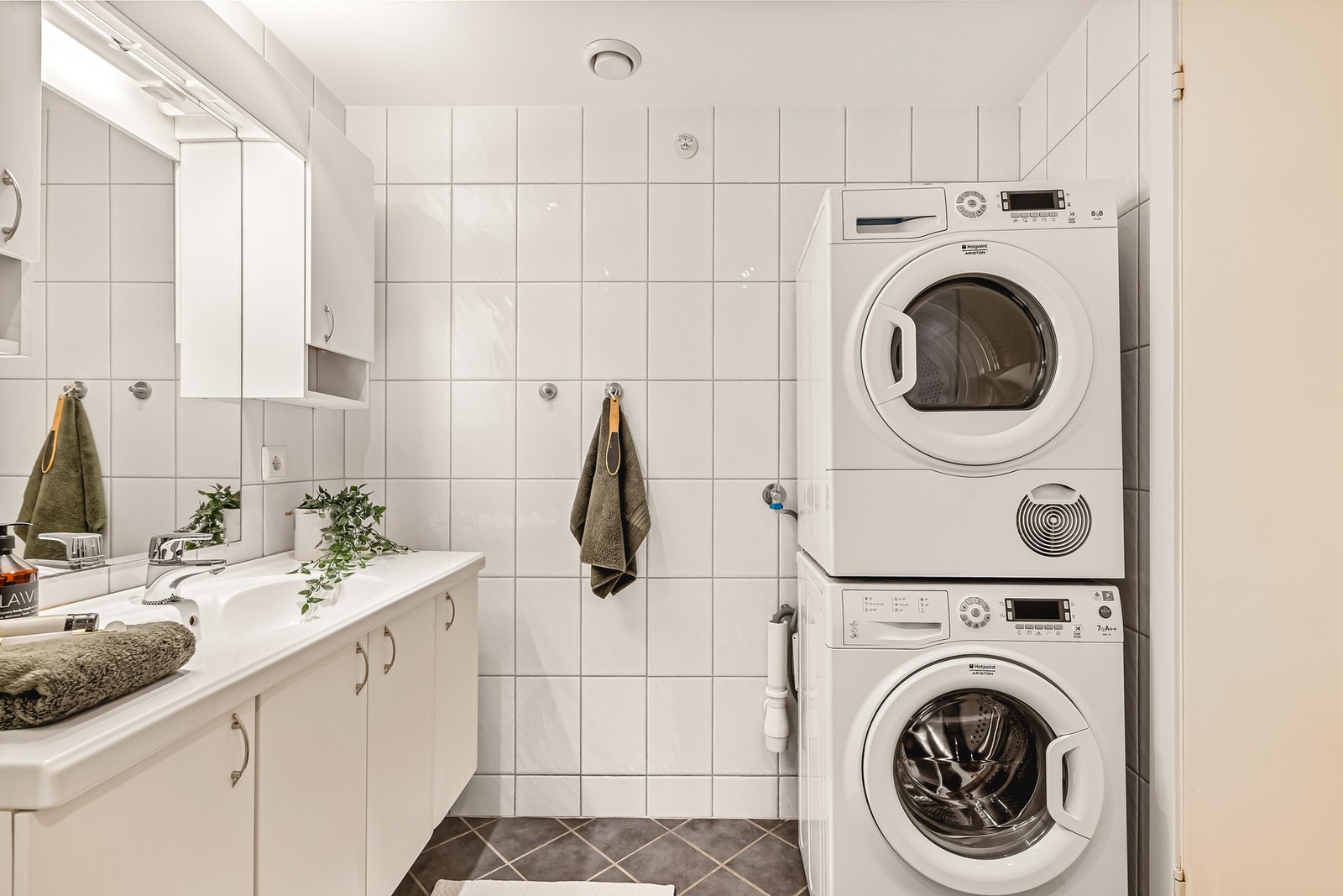 Det største badet er innredet med dusjhjørne, vegghengt toalett og baderomsinnredning. Galleribilde