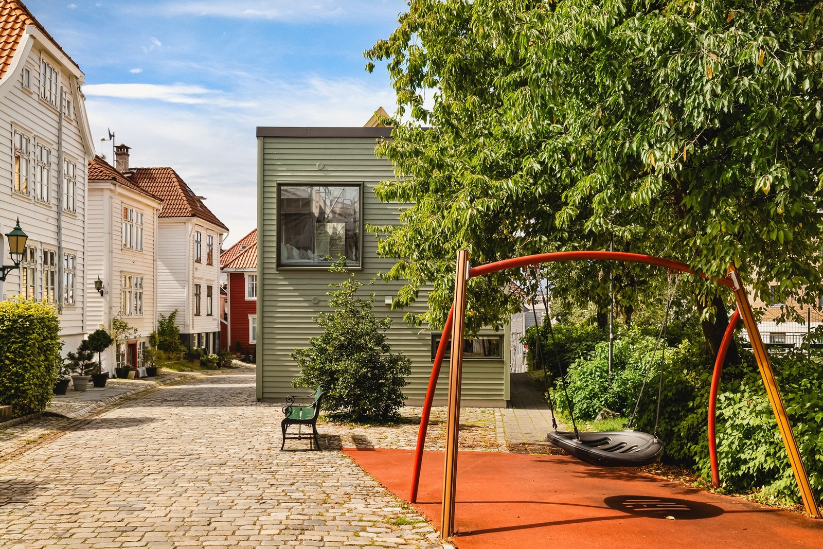 I nærområdet har du blant annet en liten lekeplass for de minste Galleribilde