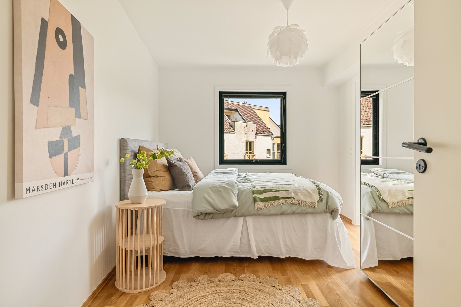 Det ene rommet kan innredes med dobbeltseng, nattbord og garderobe Galleribilde