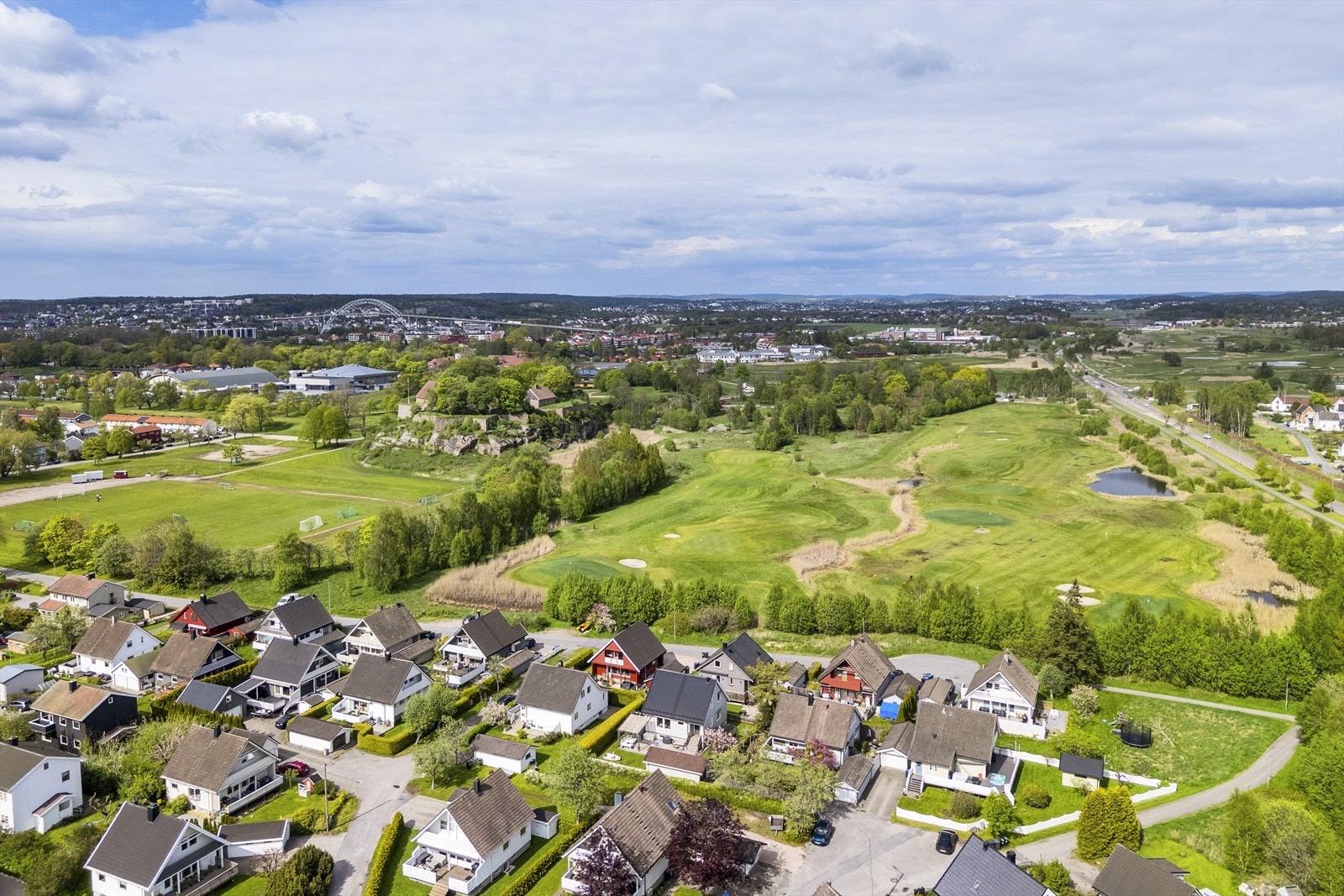 Når vi ser bilder skjønner vi hvorfor Kongsten er attraktivt- golfbane- Kongsten Fort- idrettsanlegg- grønne omgivelser og Gamlebyen. Vi ser også Fredrikstadbrua i bakgrunnen. Galleribilde