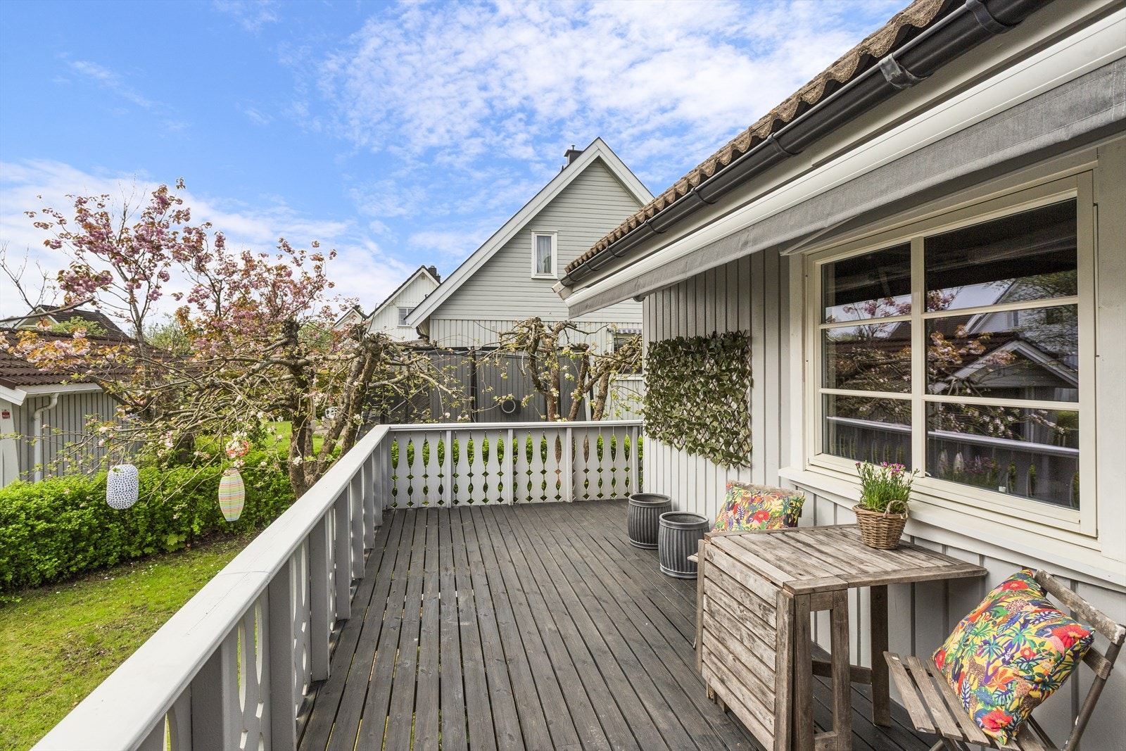 Stor terrasse innbyr til gode sommer dager og kvelder ute- legg merke til at markise er montert Galleribilde