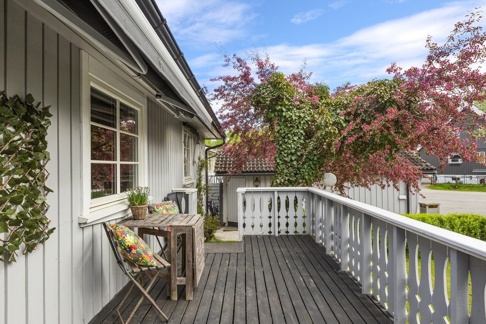 Fin terrasse - og flott beplantning -skaper god atmosfære Galleribilde