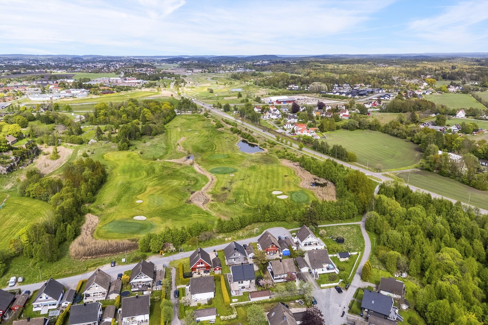 Boligen ligger nær Golfbanen i hyggelige omgivelser Galleribilde