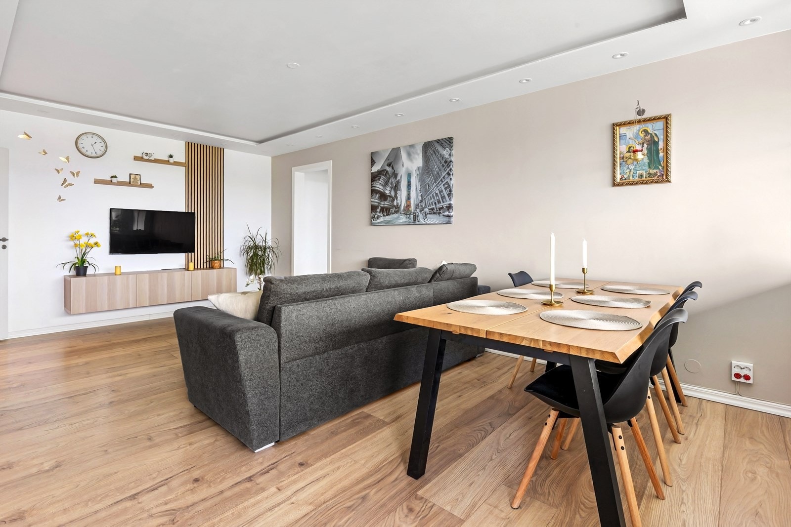 Stuen har downlights i himlingen, lyse overflater og laminat på gulv som skaper en varm og harmonisk atmosfære. God plass til spisegruppe. Galleribilde