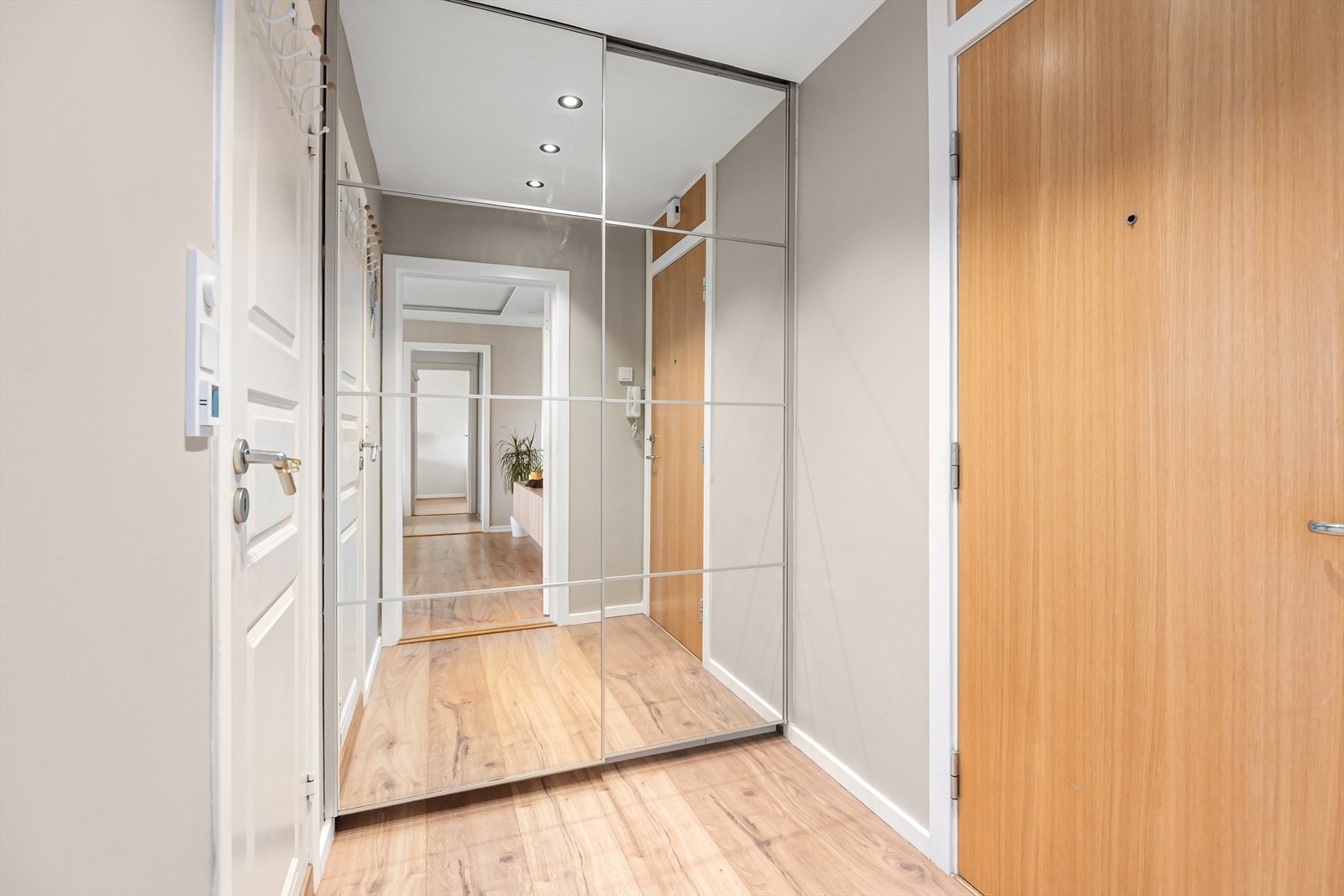 Entréen har god plass til oppbevaring i stor skyvedørsgarderobe med speilfronter, som både gir praktisk oppbevaring og bidrar til en luftig romfølelse. Galleribilde