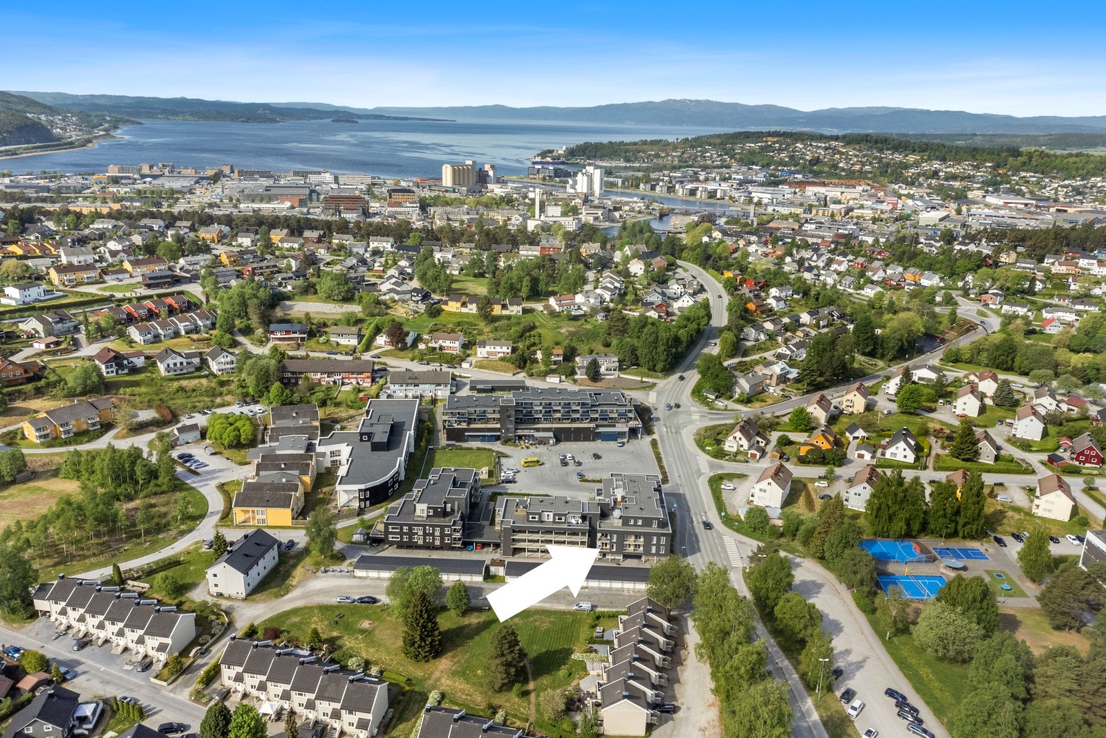 Moderne leilighet med separat hybelenhet som p.d.d er utleid til 6.000 kr per mnd. (72 000,- i skattefri leieinntekt pr. år) Galleribilde