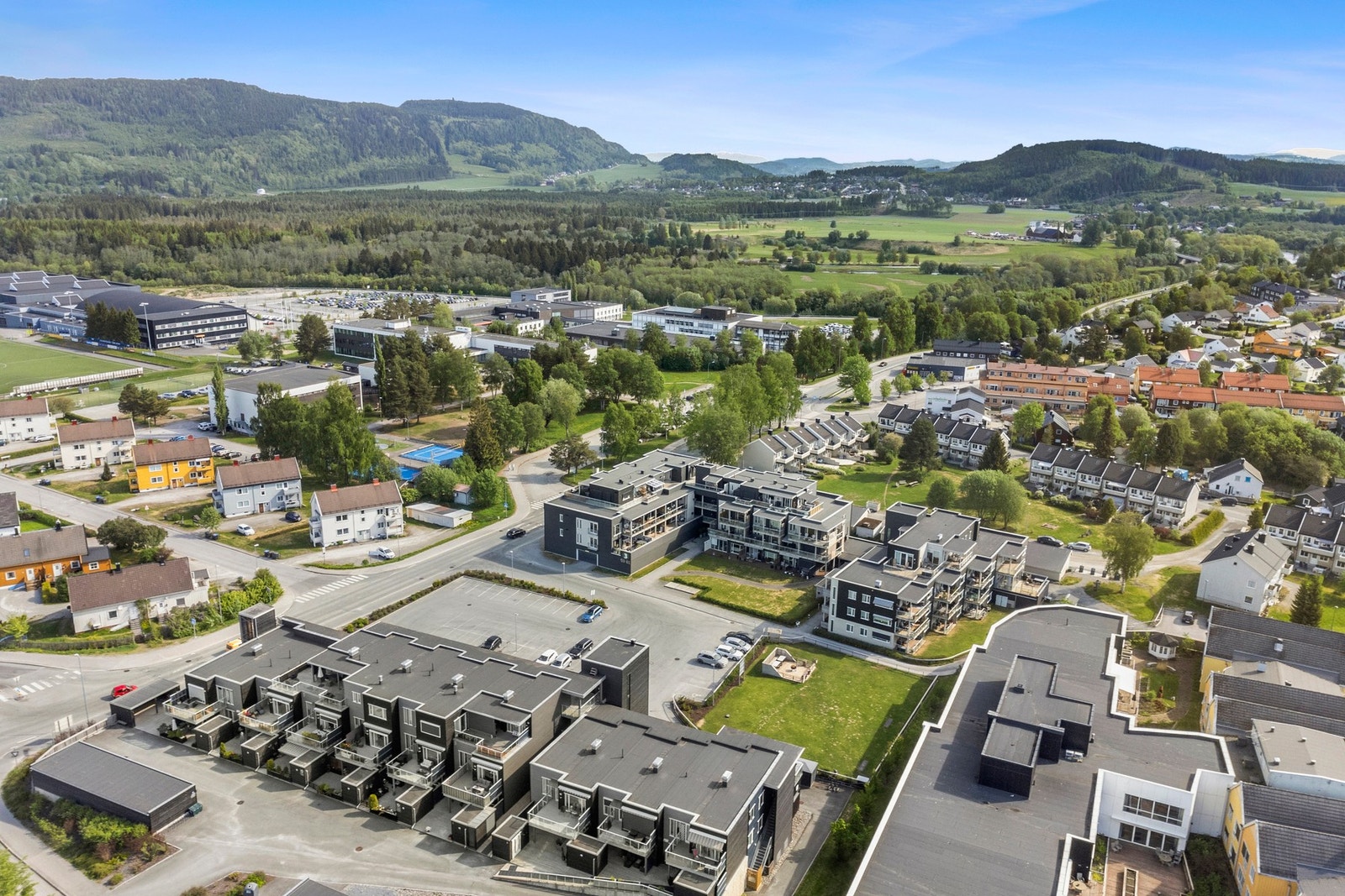 Like ved er det 2 dagligvarebutikker, ungdomsskole, videregående skole, Steinkjer Campus med meget flott idrettsanlegg. Galleribilde